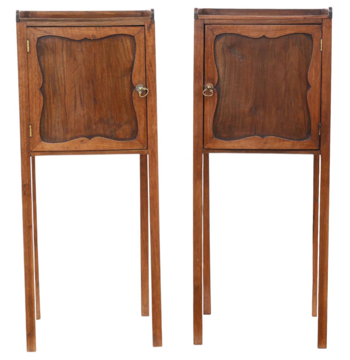 Ancienne paire de tables de chevet à plateau en noyer du 19ème siècle - Tables de nuit de grande qualité

Rare et élégante paire de tables de chevet à plateau en noyer du XIXe siècle, présentant des proportions finement équilibrées, des tons de bois