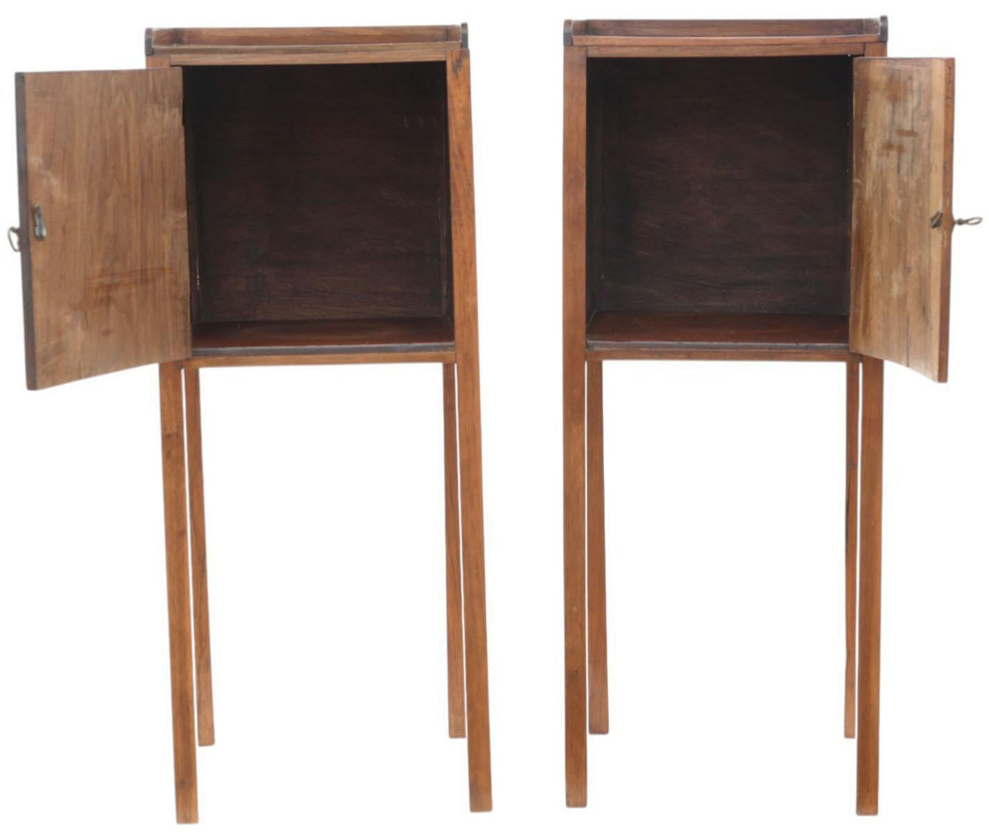 Noyer Ancienne paire de tables de chevet à plateau en noyer du XIXe siècle Tables de nuit de qualité en vente