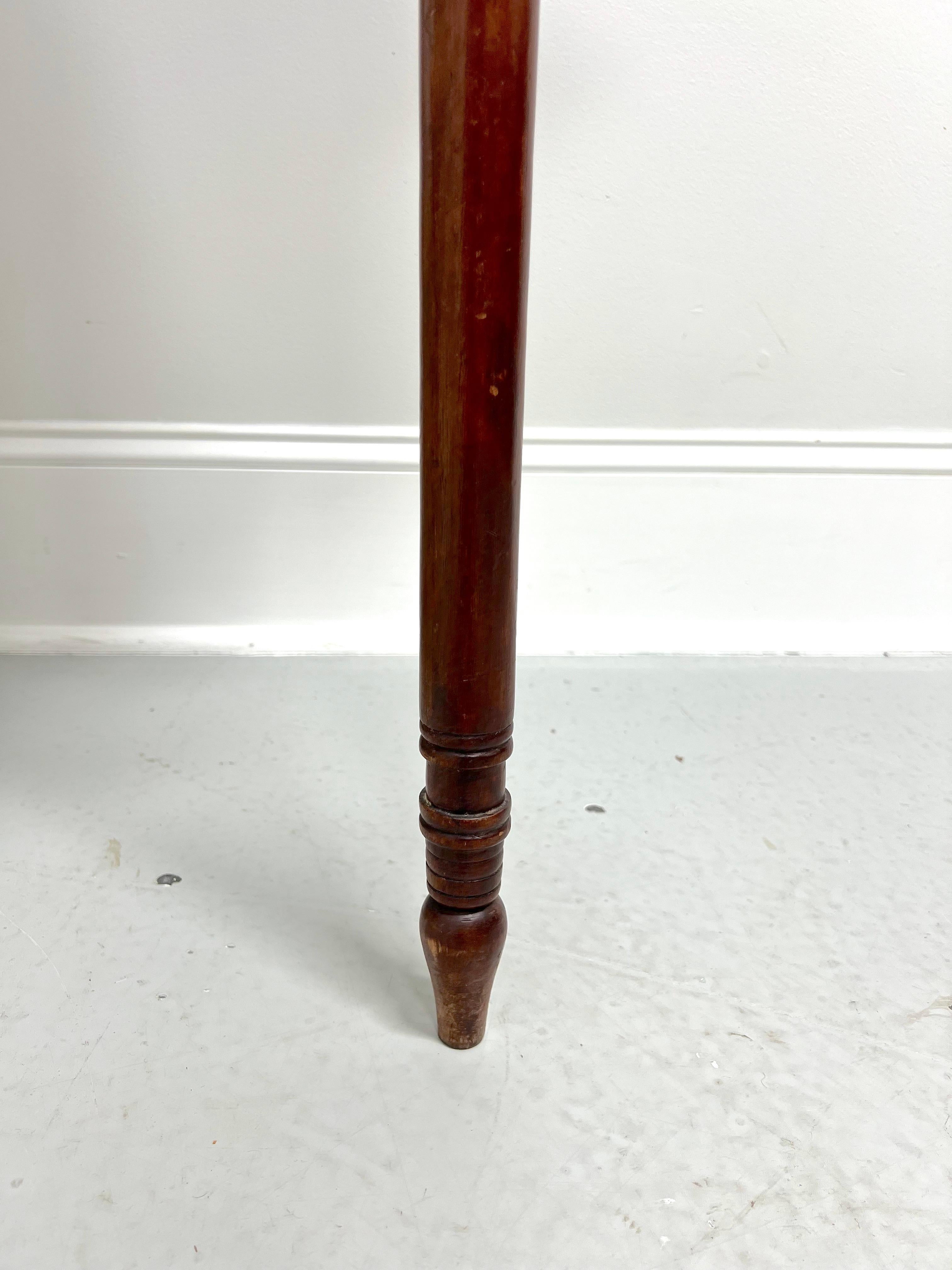 Antike 19. Jahrhundert Nussbaum einzelne Schublade Akzent Tisch auf gedrehten Beinen im Angebot 4