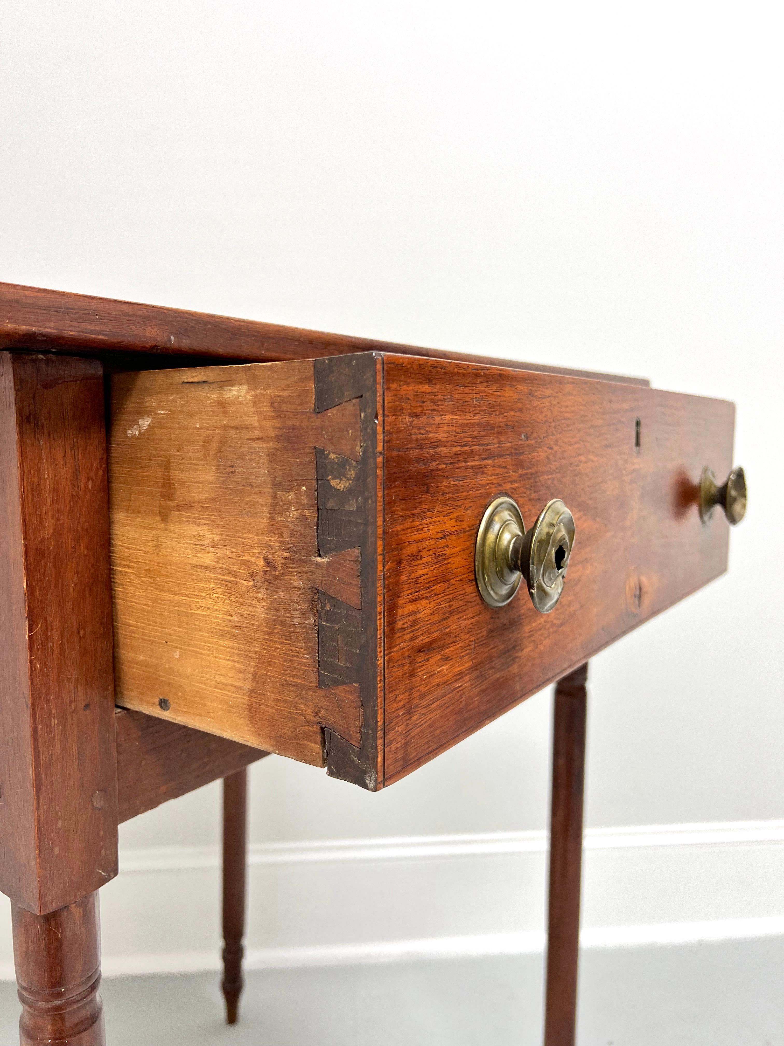 Antike 19. Jahrhundert Nussbaum einzelne Schublade Akzent Tisch auf gedrehten Beinen im Angebot 5