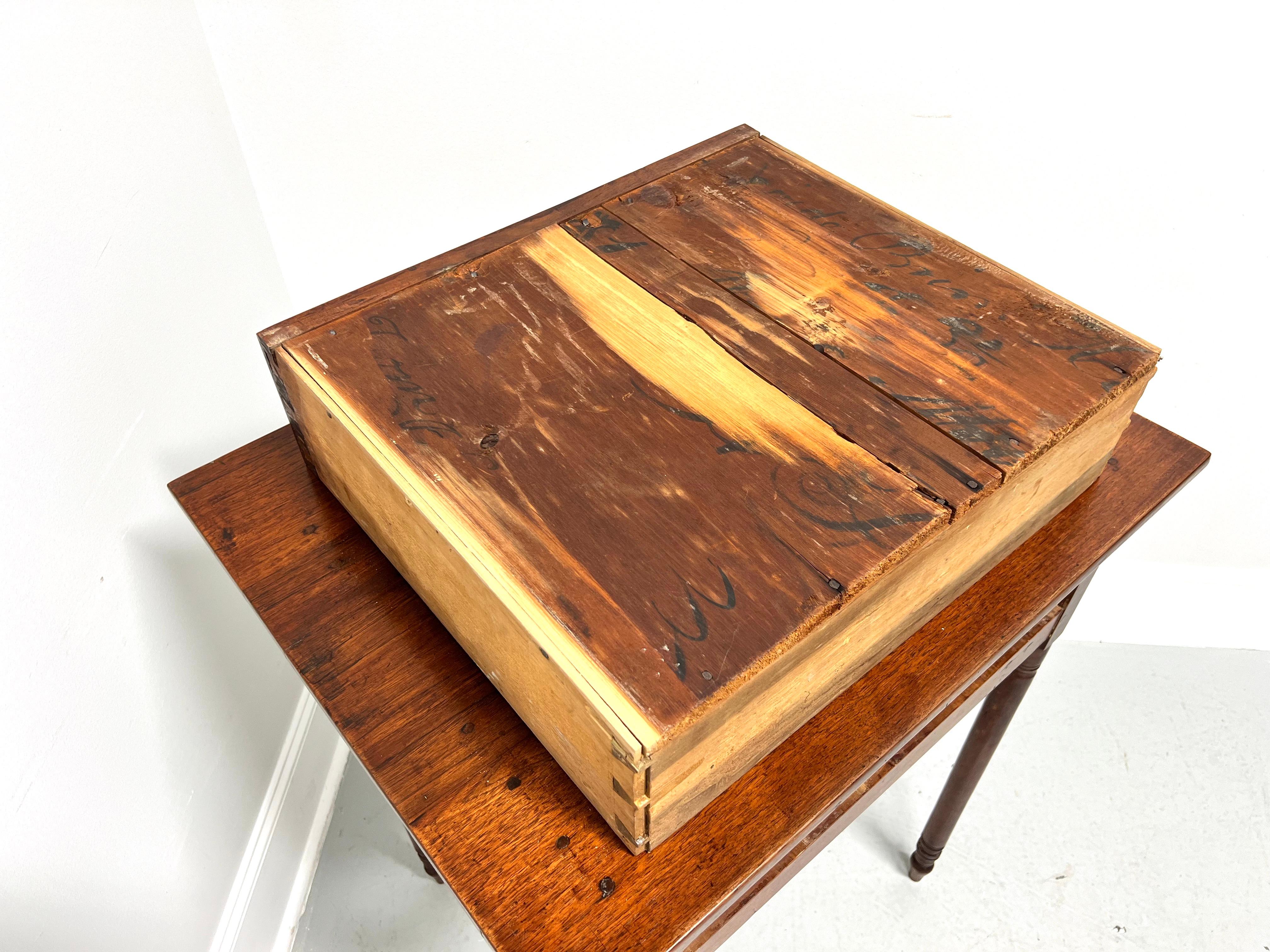 Ancienne table d'appoint à un tiroir en noyer du 19e siècle sur pieds tournés en vente 5