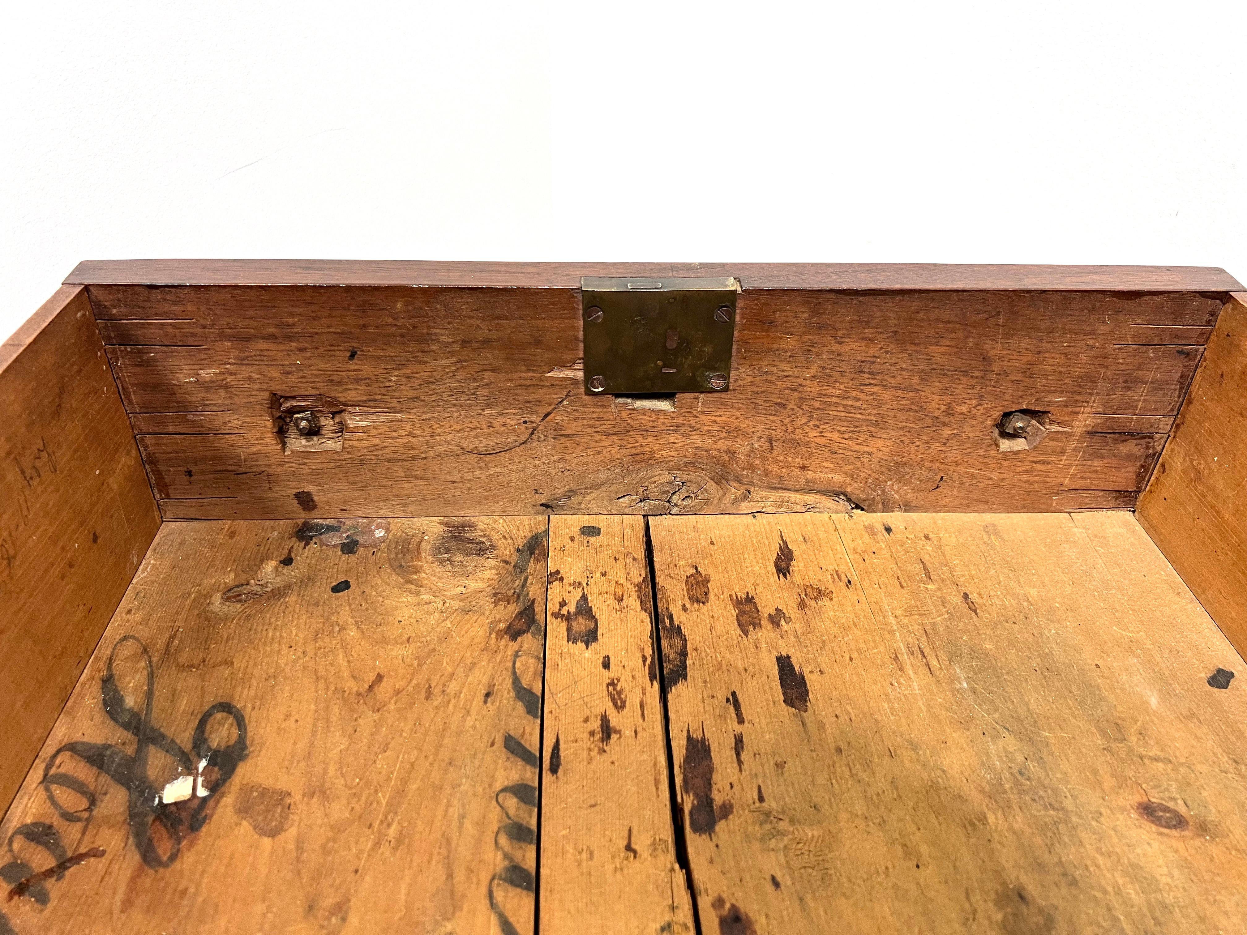 Ancienne table d'appoint à un tiroir en noyer du 19e siècle sur pieds tournés en vente 6