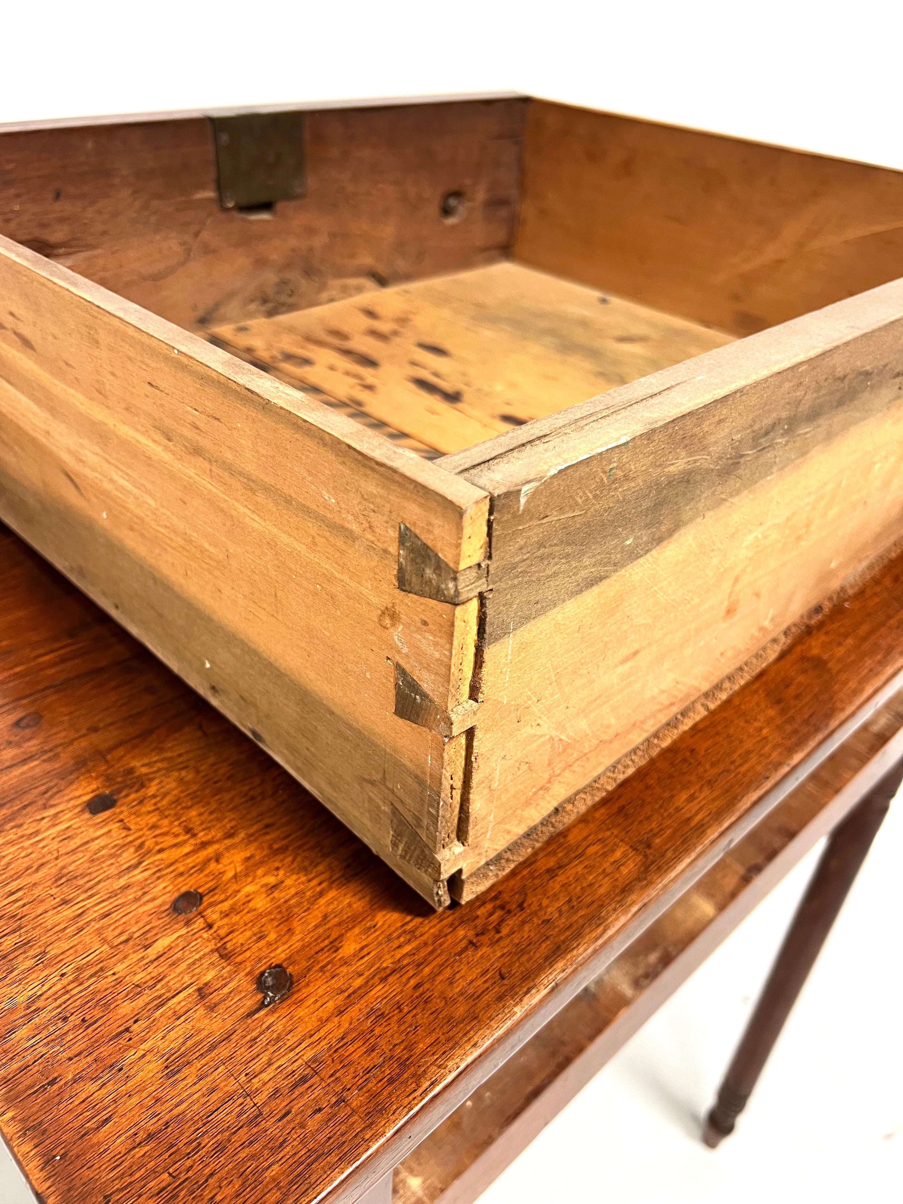 Antike 19. Jahrhundert Nussbaum einzelne Schublade Akzent Tisch auf gedrehten Beinen im Angebot 8