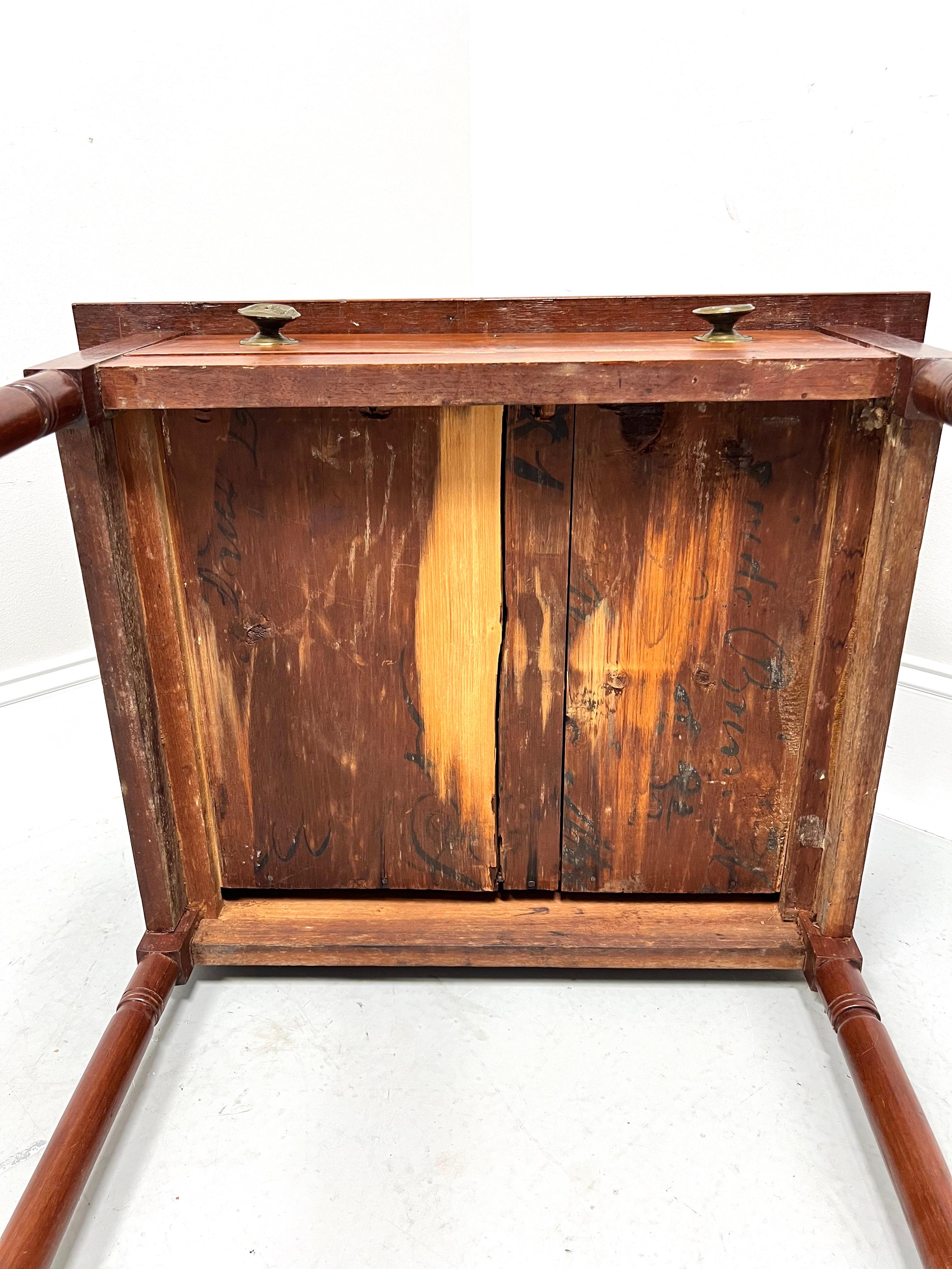 Ancienne table d'appoint à un tiroir en noyer du 19e siècle sur pieds tournés en vente 8