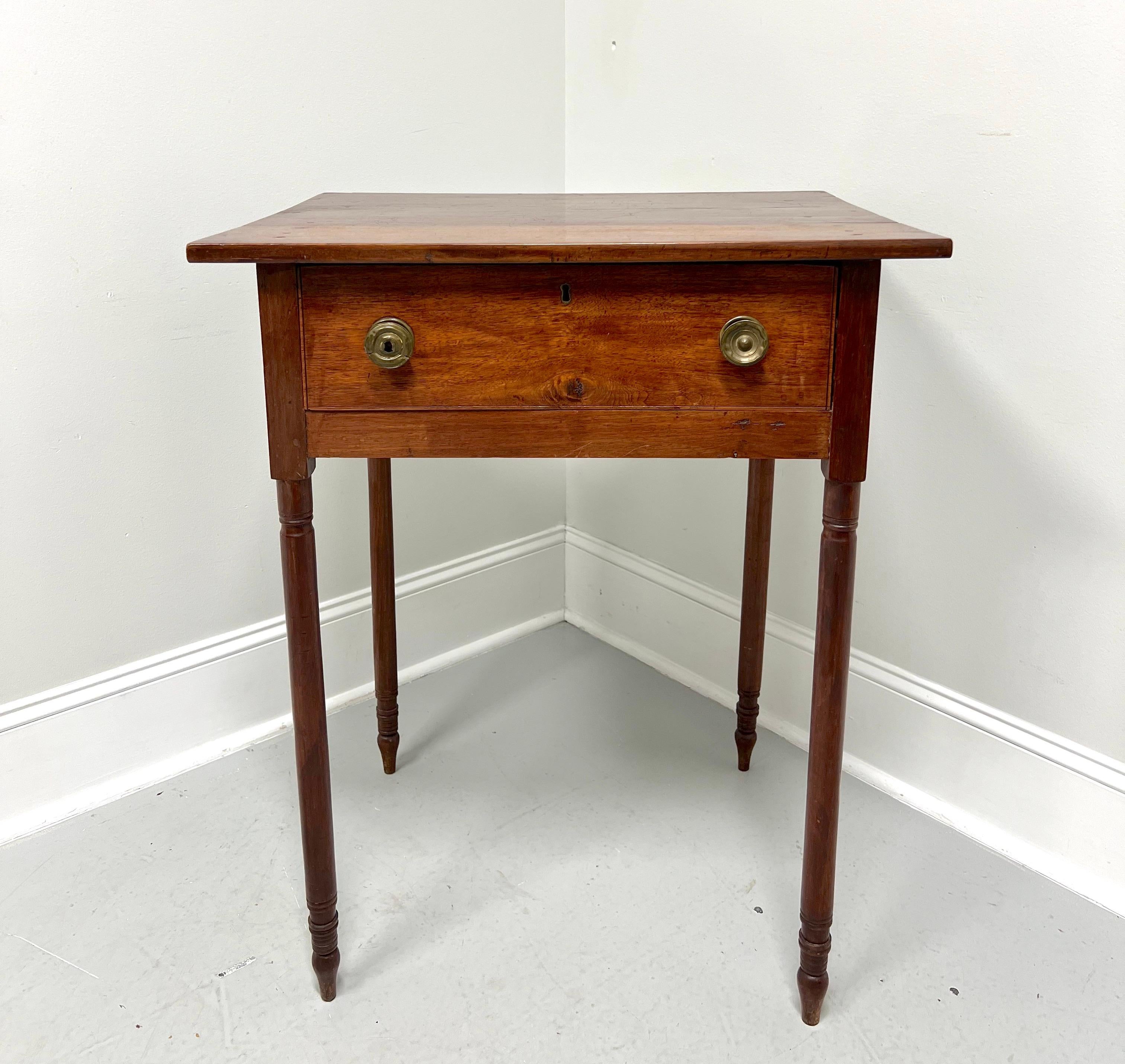 Ancienne table d'appoint à un tiroir en noyer du 19e siècle sur pieds tournés en vente 9