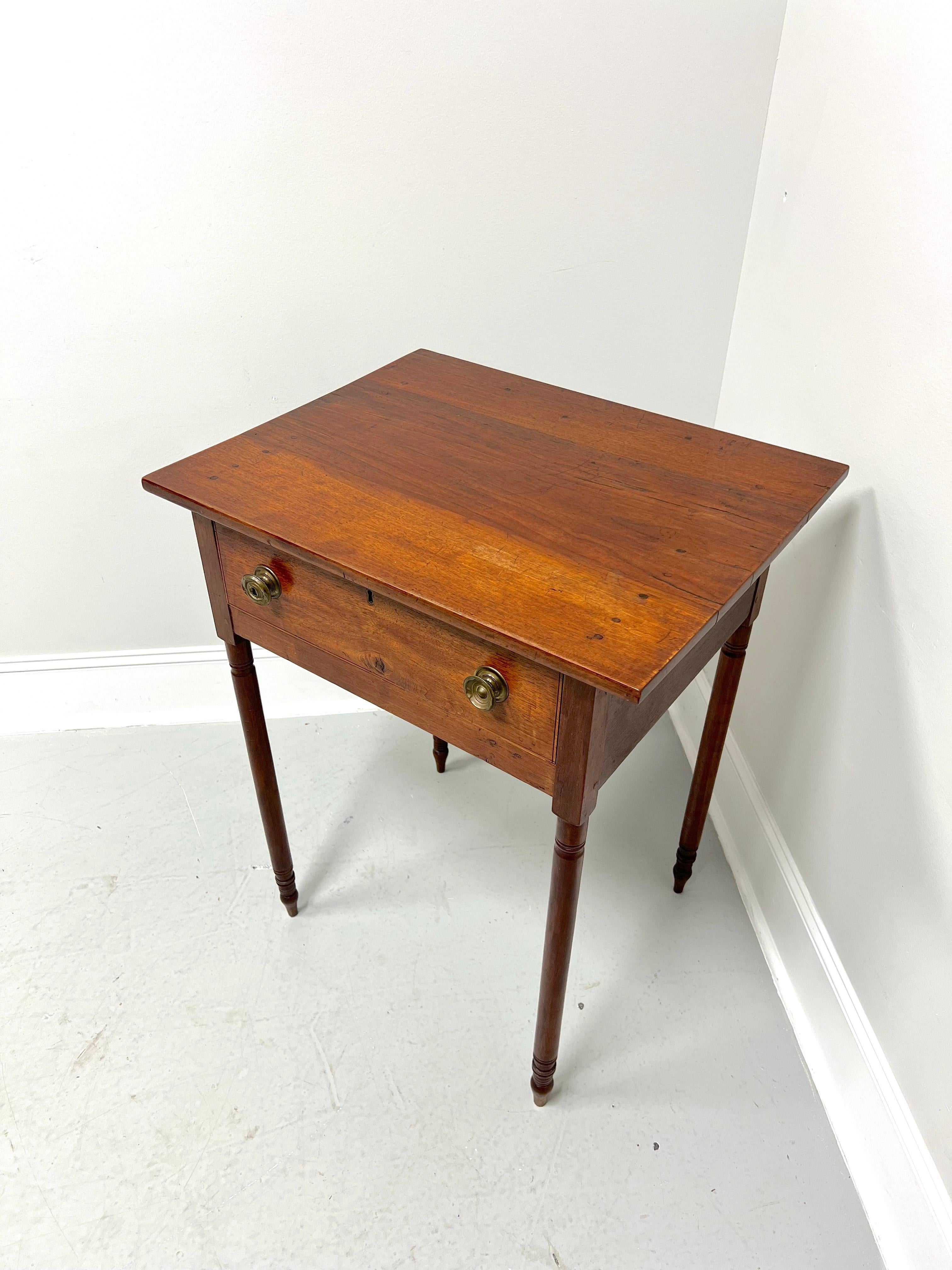 Rustique Ancienne table d'appoint à un tiroir en noyer du 19e siècle sur pieds tournés en vente