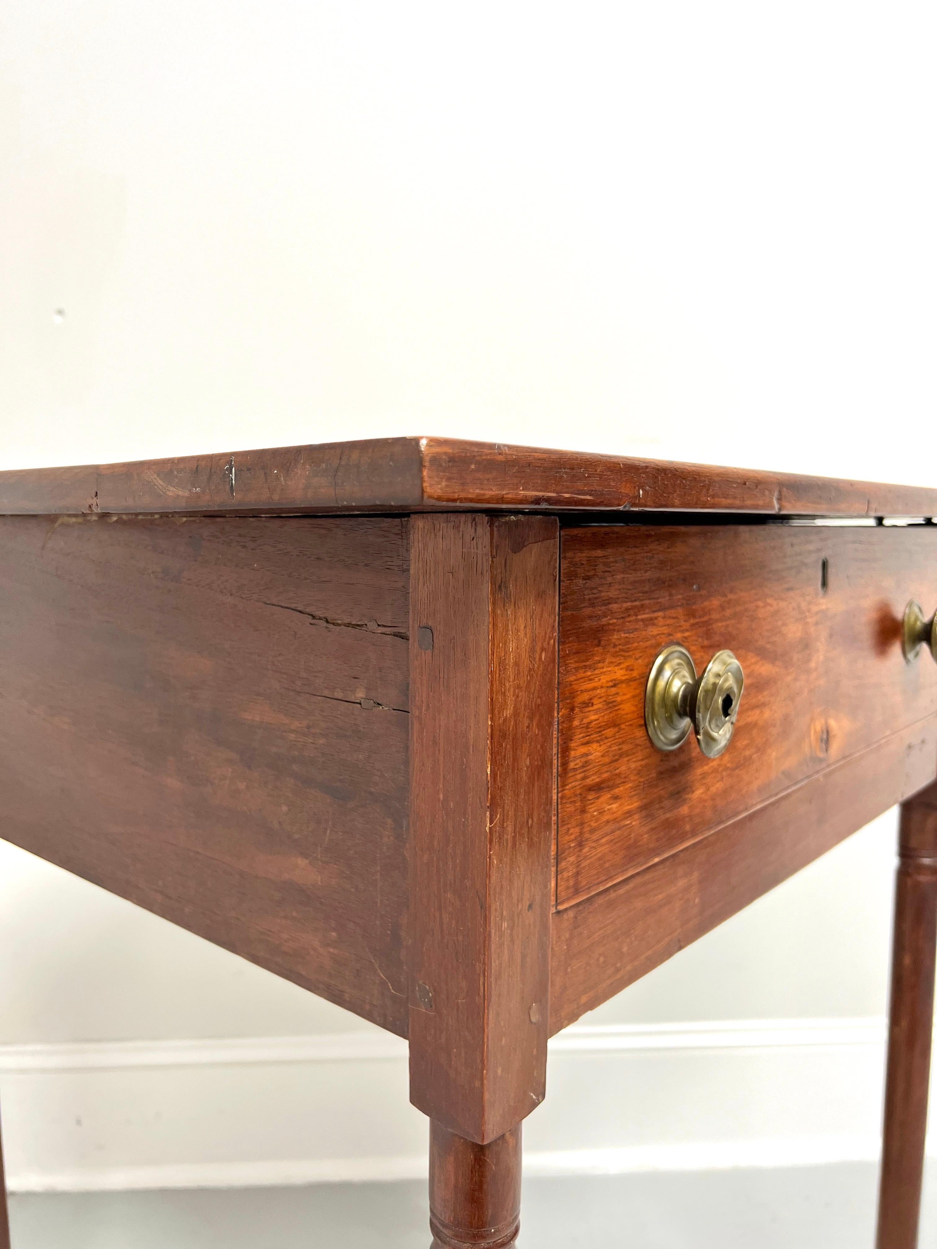 Ancienne table d'appoint à un tiroir en noyer du 19e siècle sur pieds tournés en vente 1