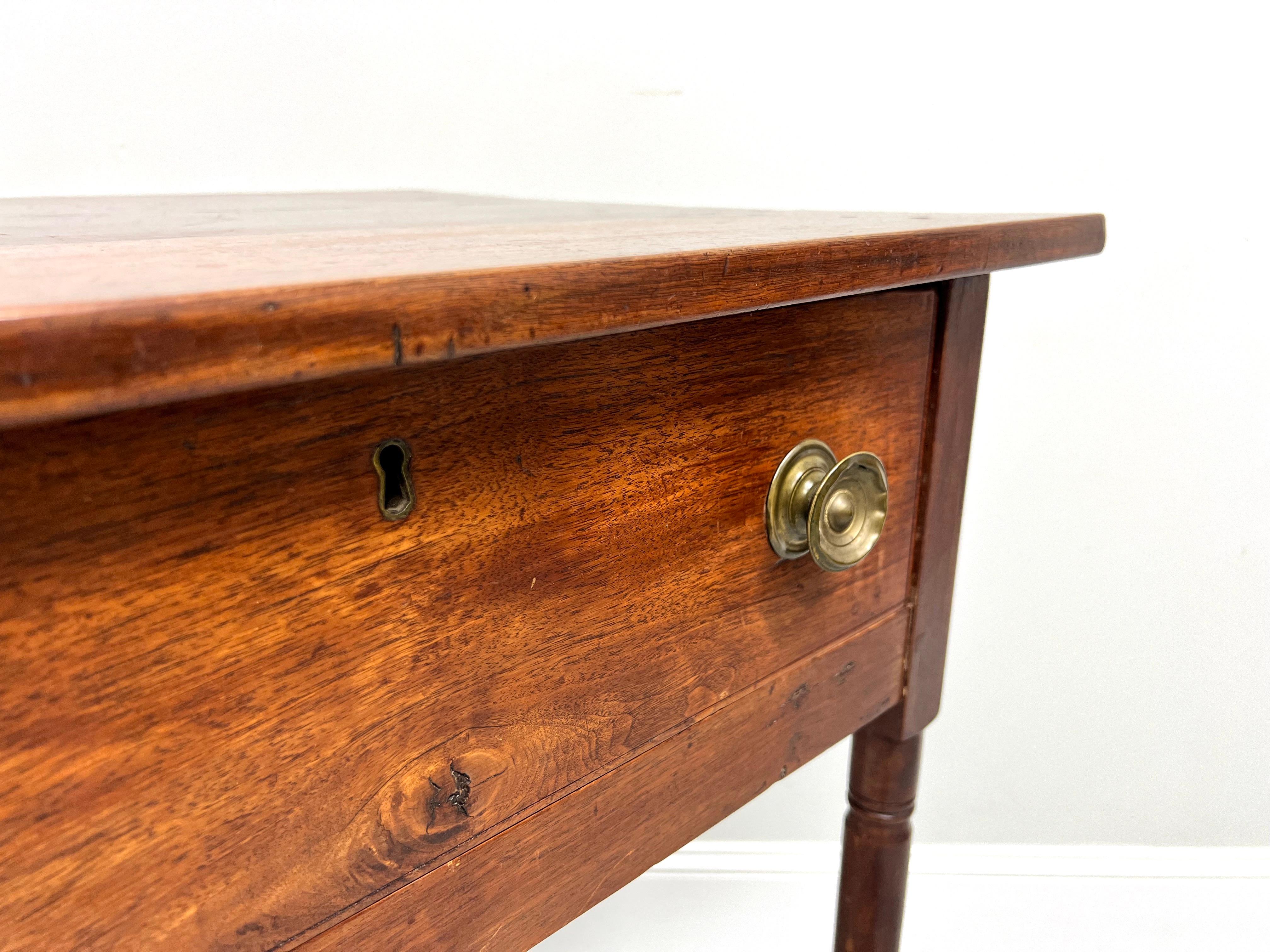 Ancienne table d'appoint à un tiroir en noyer du 19e siècle sur pieds tournés en vente 2