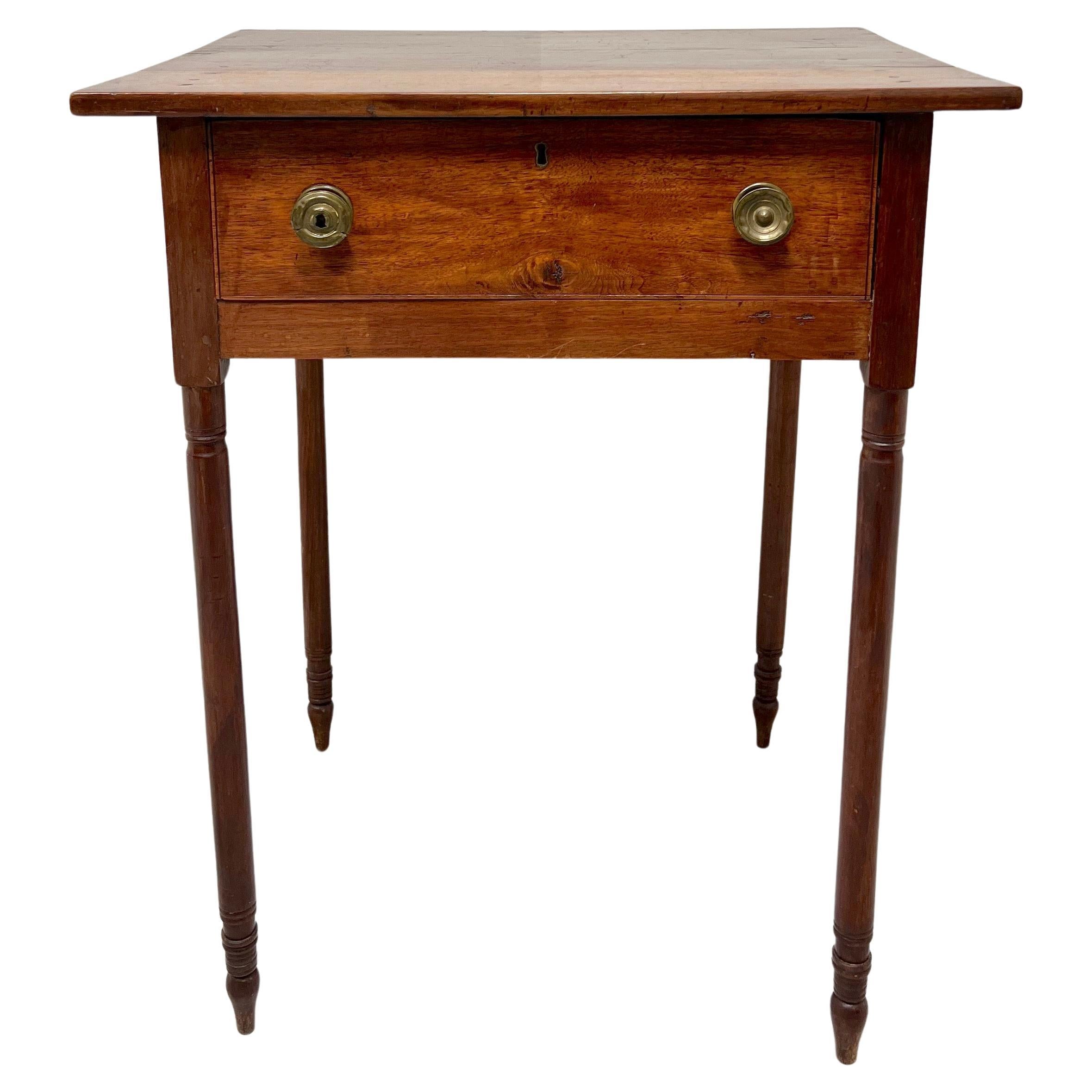 Ancienne table d'appoint à un tiroir en noyer du 19e siècle sur pieds tournés en vente