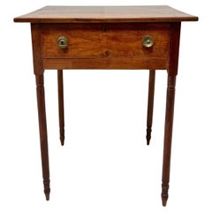 Ancienne table d'appoint à un tiroir en noyer du 19e siècle sur pieds tournés