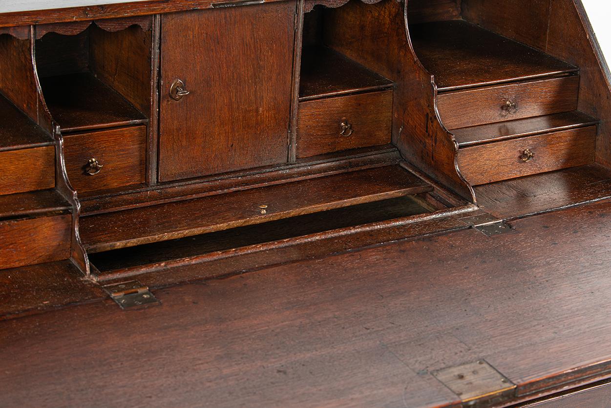 Antique 19th century warm brown English Oak Georgian  Slant-Front Desk For Sale 4