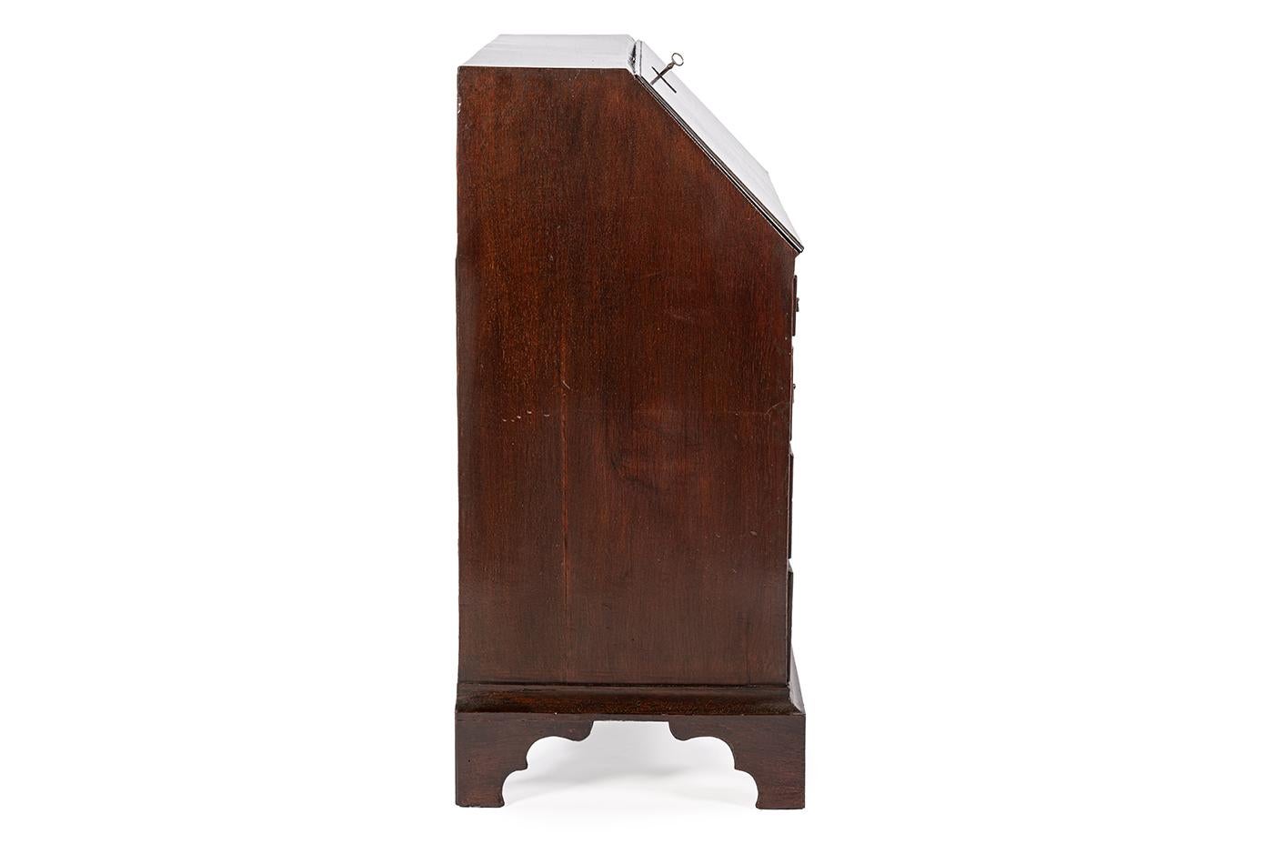 Antique 19th century warm brown English Oak Georgian  Slant-Front Desk In Good Condition For Sale In Casteren, NL