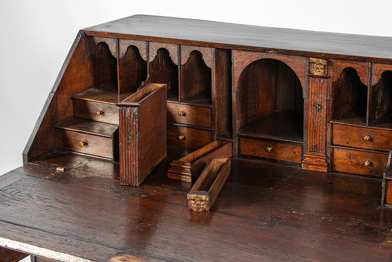 Antike 19. Jahrhundert warmes Braun Englisch Oak Regency  Schreibtisch mit schräger Front im Angebot 7
