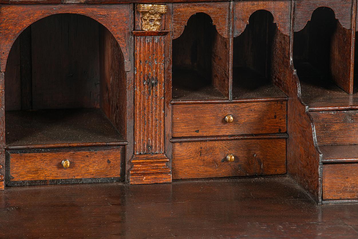 Antike 19. Jahrhundert warmes Braun Englisch Oak Regency  Schreibtisch mit schräger Front im Angebot 9