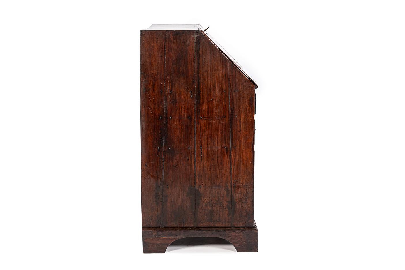 Antike 19. Jahrhundert warmes Braun Englisch Oak Regency  Schreibtisch mit schräger Front im Zustand „Gut“ im Angebot in Casteren, NL