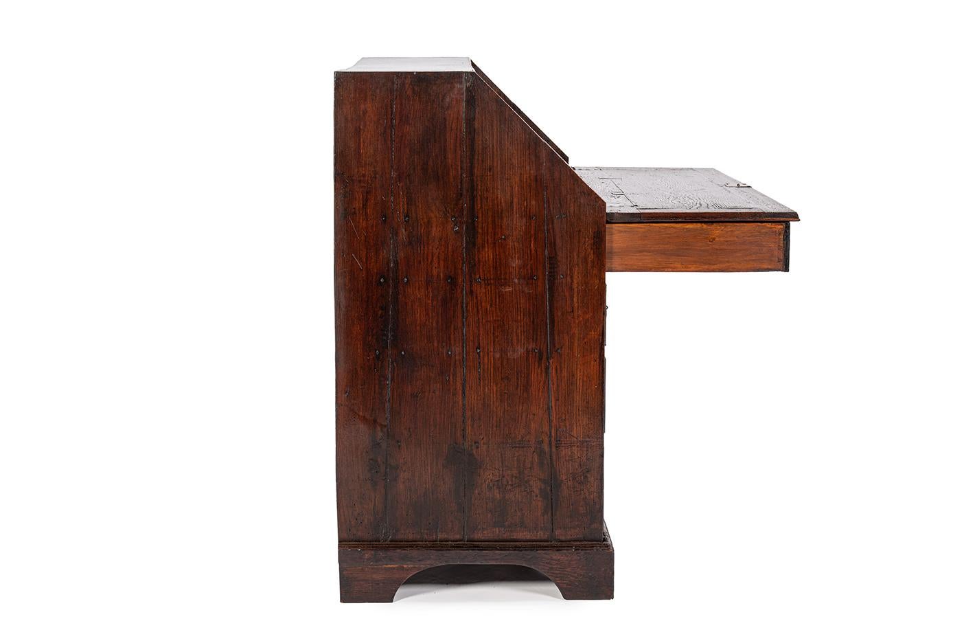 Antike 19. Jahrhundert warmes Braun Englisch Oak Regency  Schreibtisch mit schräger Front (Messing) im Angebot