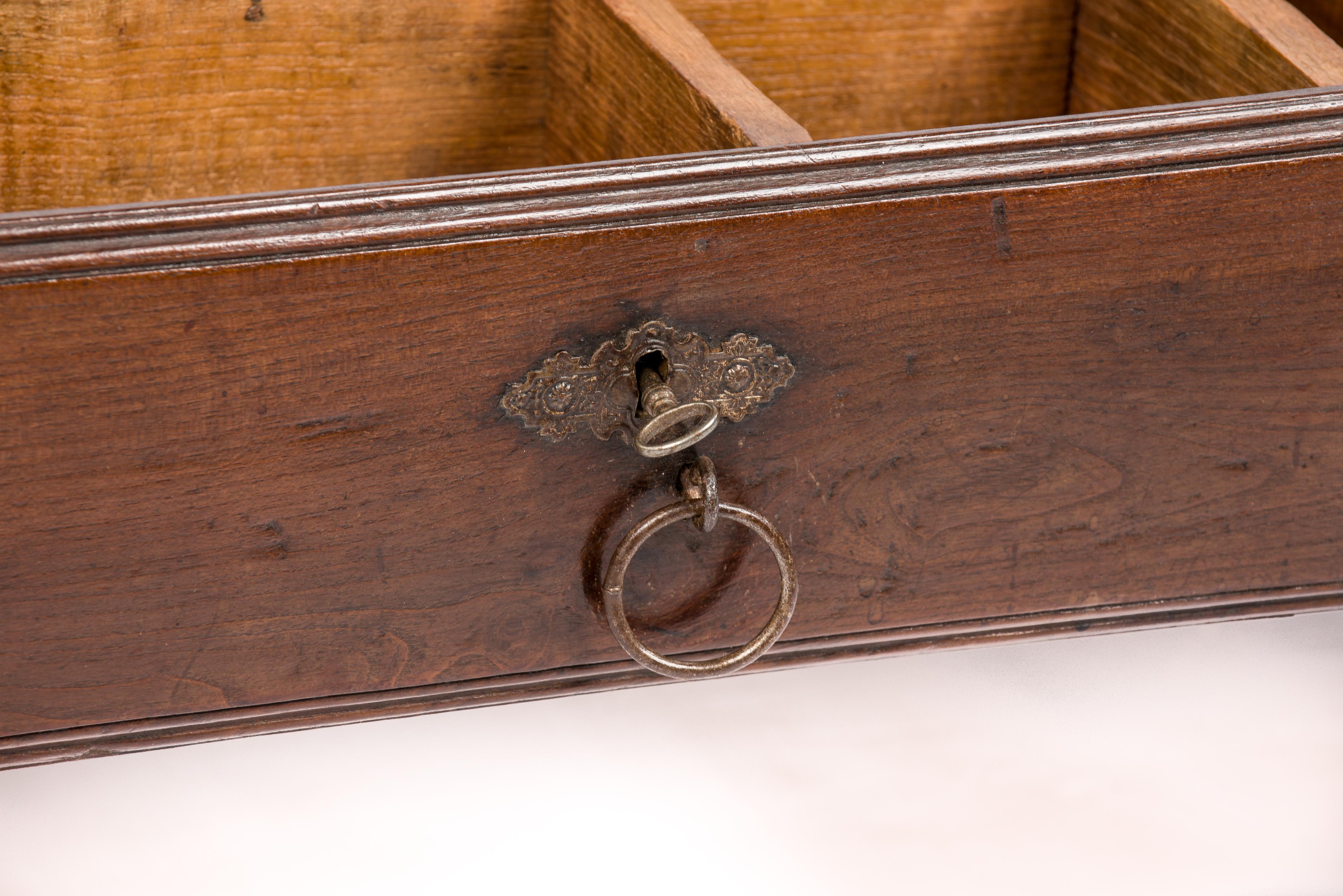 Ancienne table basse espagnole du 19ème siècle en orme marron chaud à trois tiroirs en vente 3
