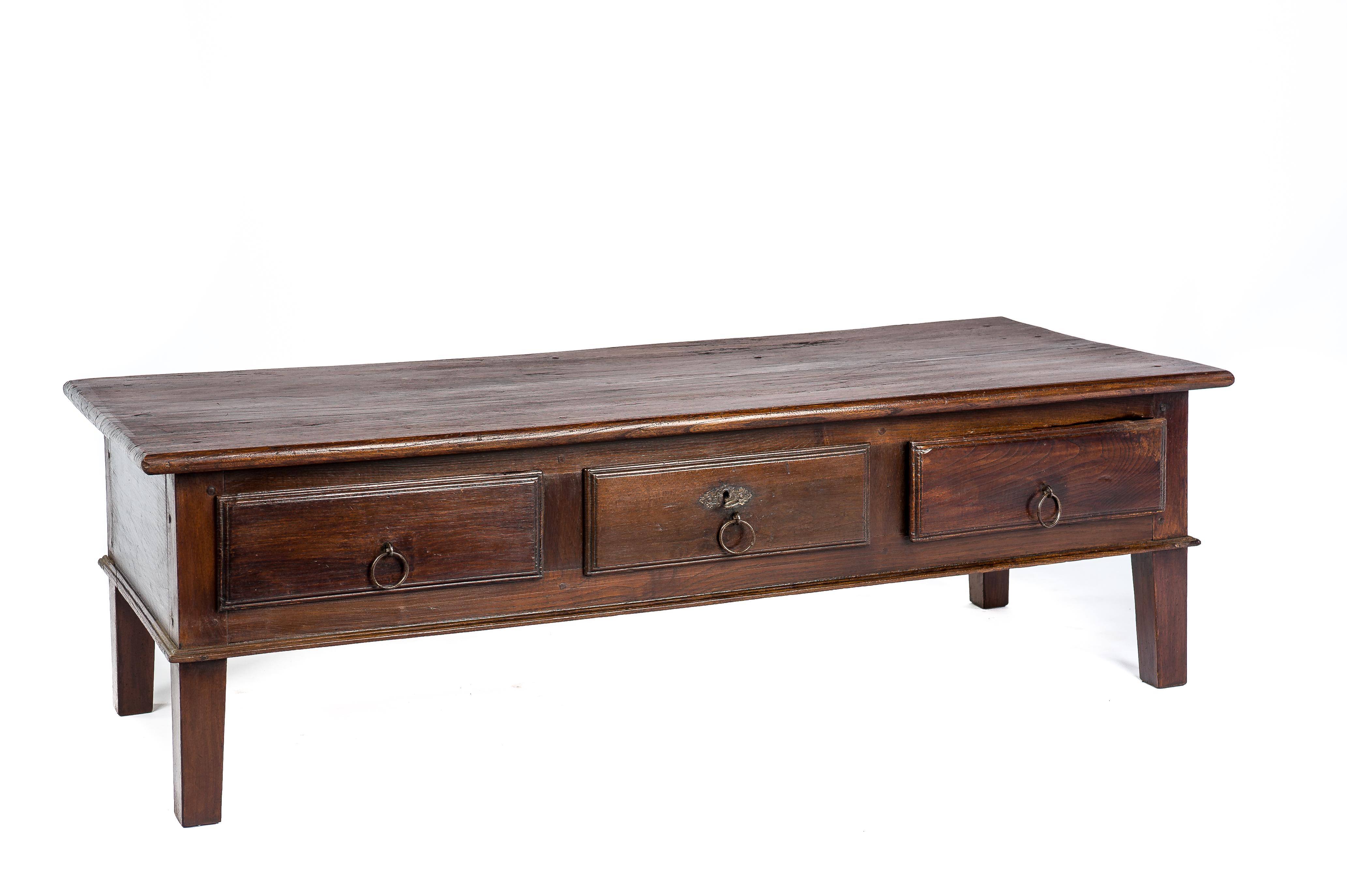 XIXe siècle Ancienne table basse espagnole du 19ème siècle en orme marron chaud à trois tiroirs en vente