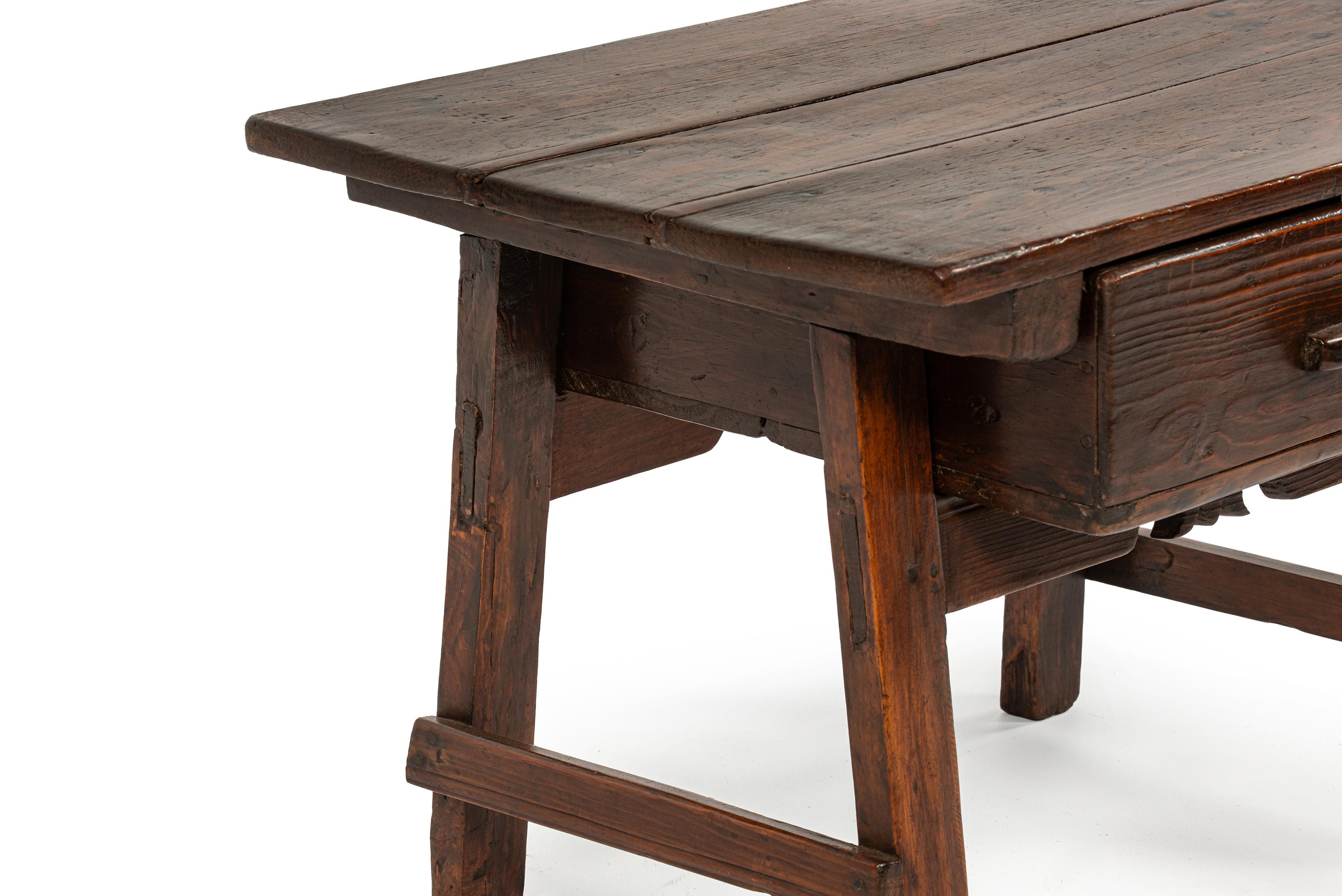 Ancienne table d'appoint espagnole en pin brun clair du 19e siècle en vente 2