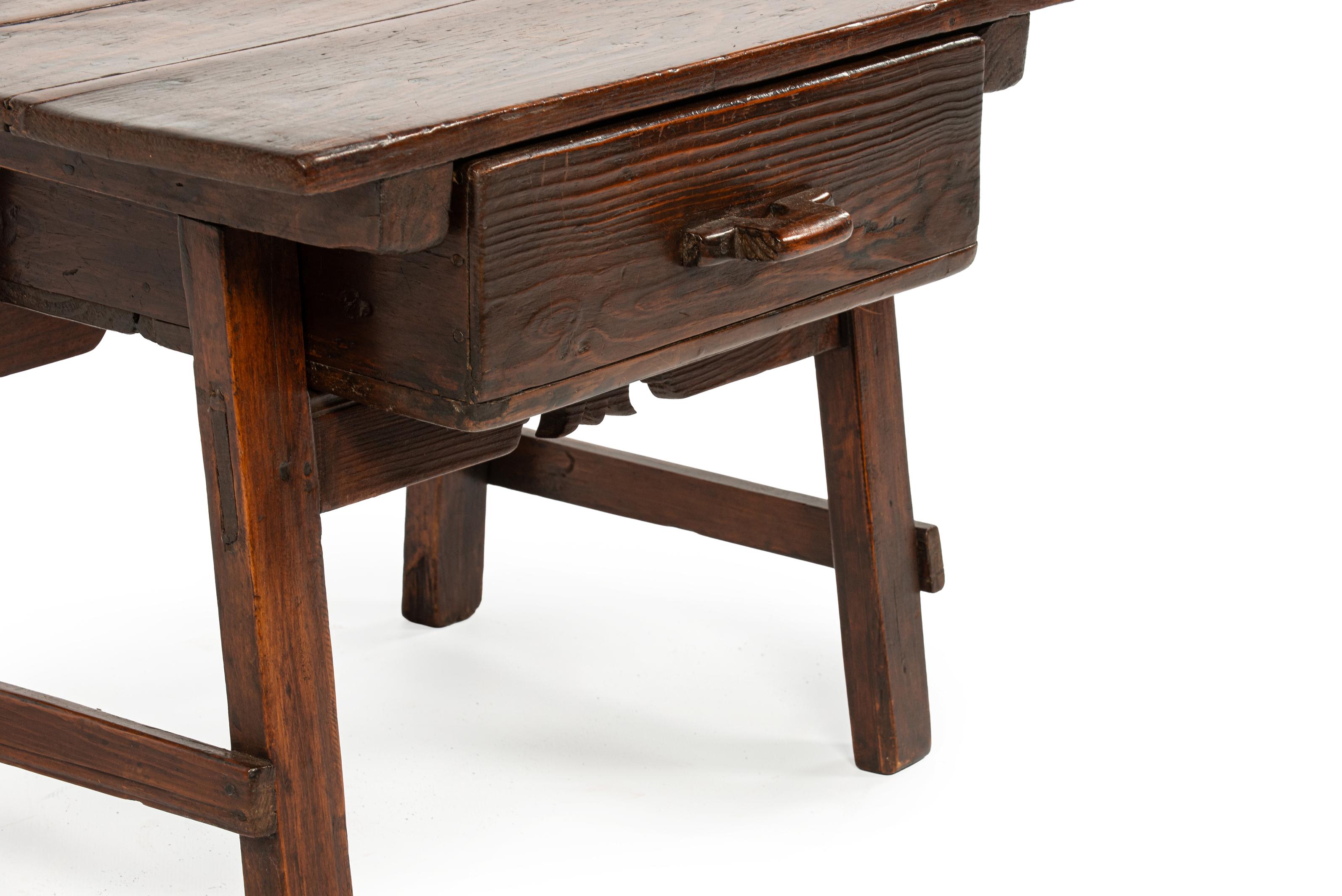 Ancienne table d'appoint espagnole en pin brun clair du 19e siècle en vente 3