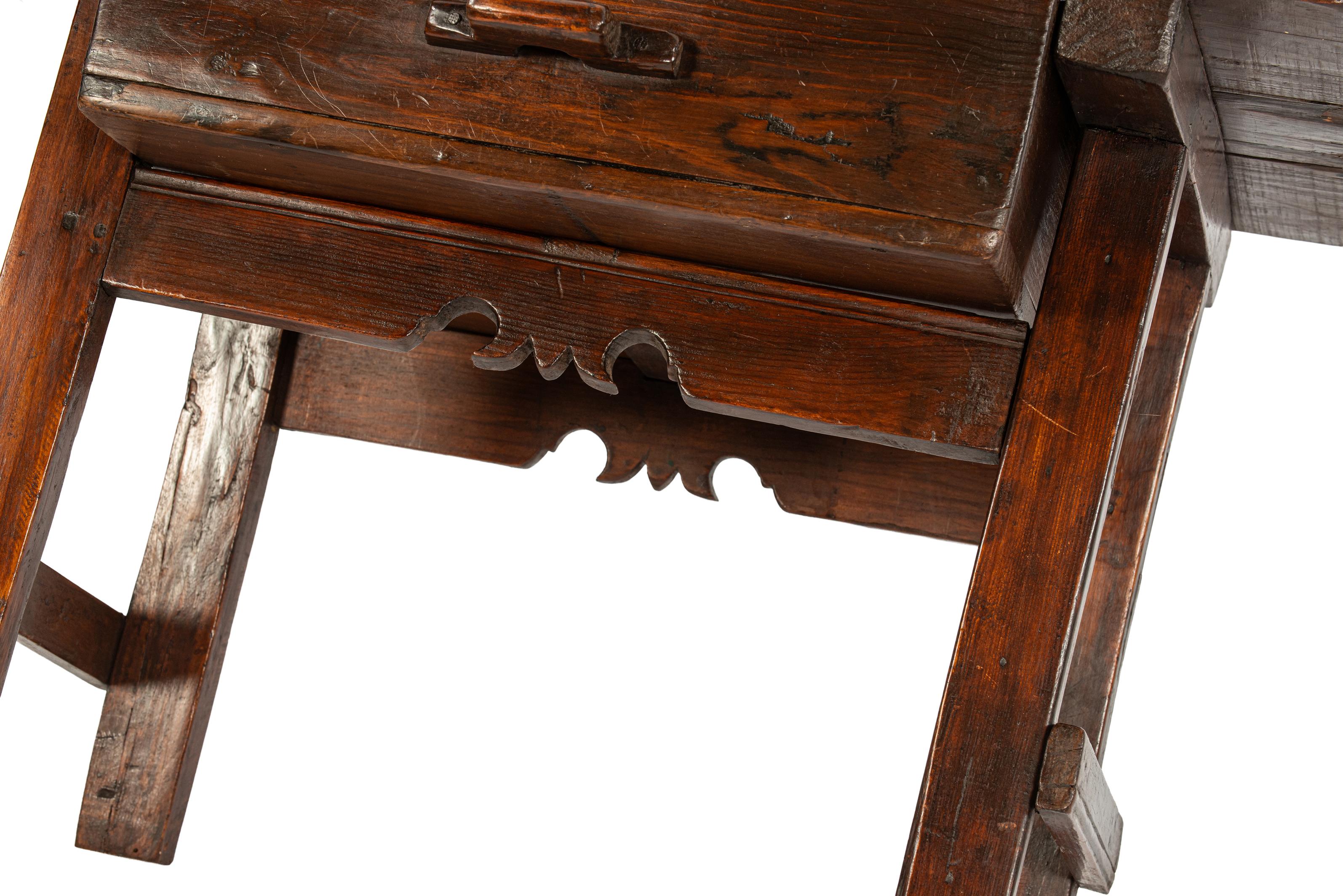 Ancienne table d'appoint espagnole en pin brun clair du 19e siècle en vente 4