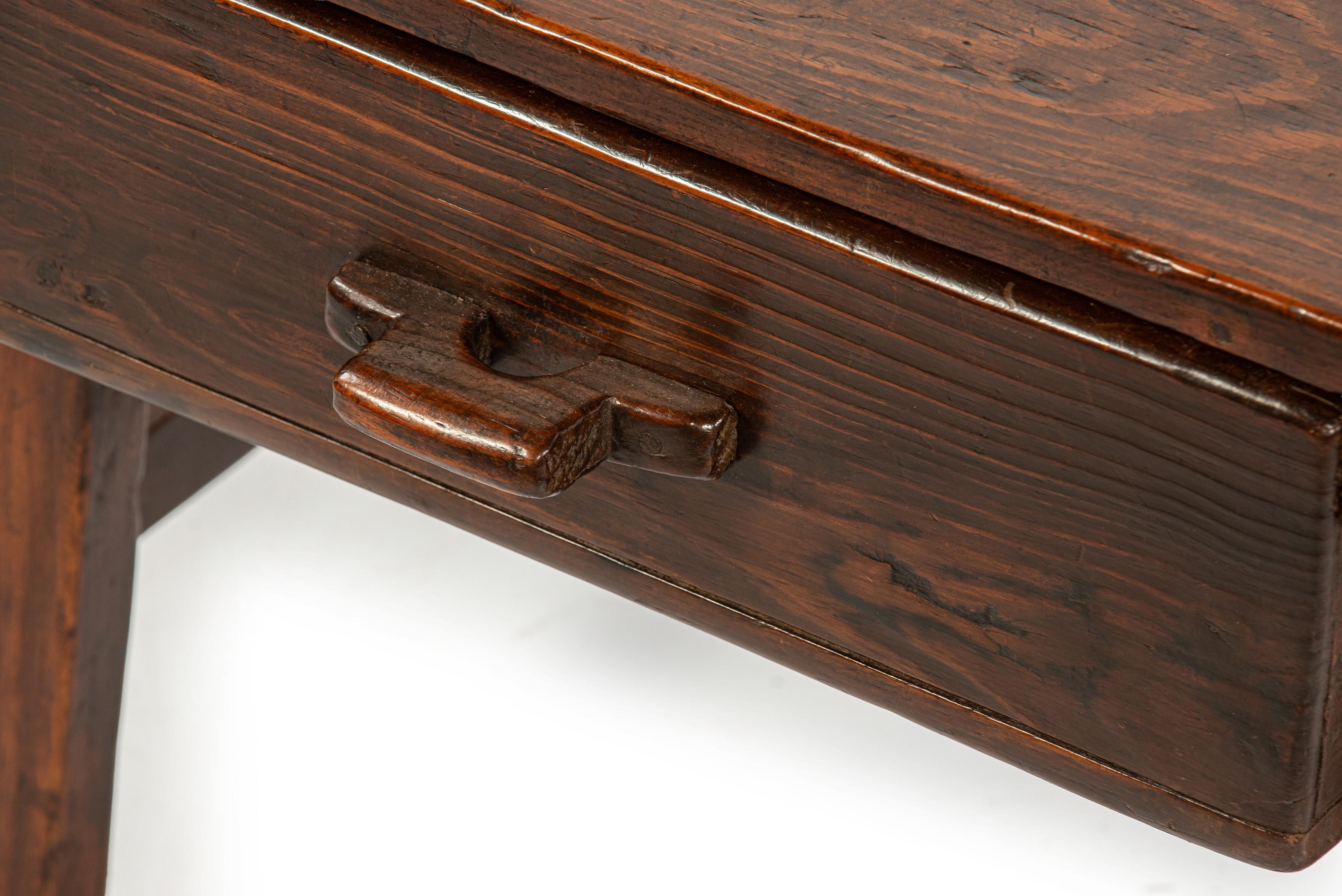 Ancienne table d'appoint espagnole en pin brun clair du 19e siècle en vente 5