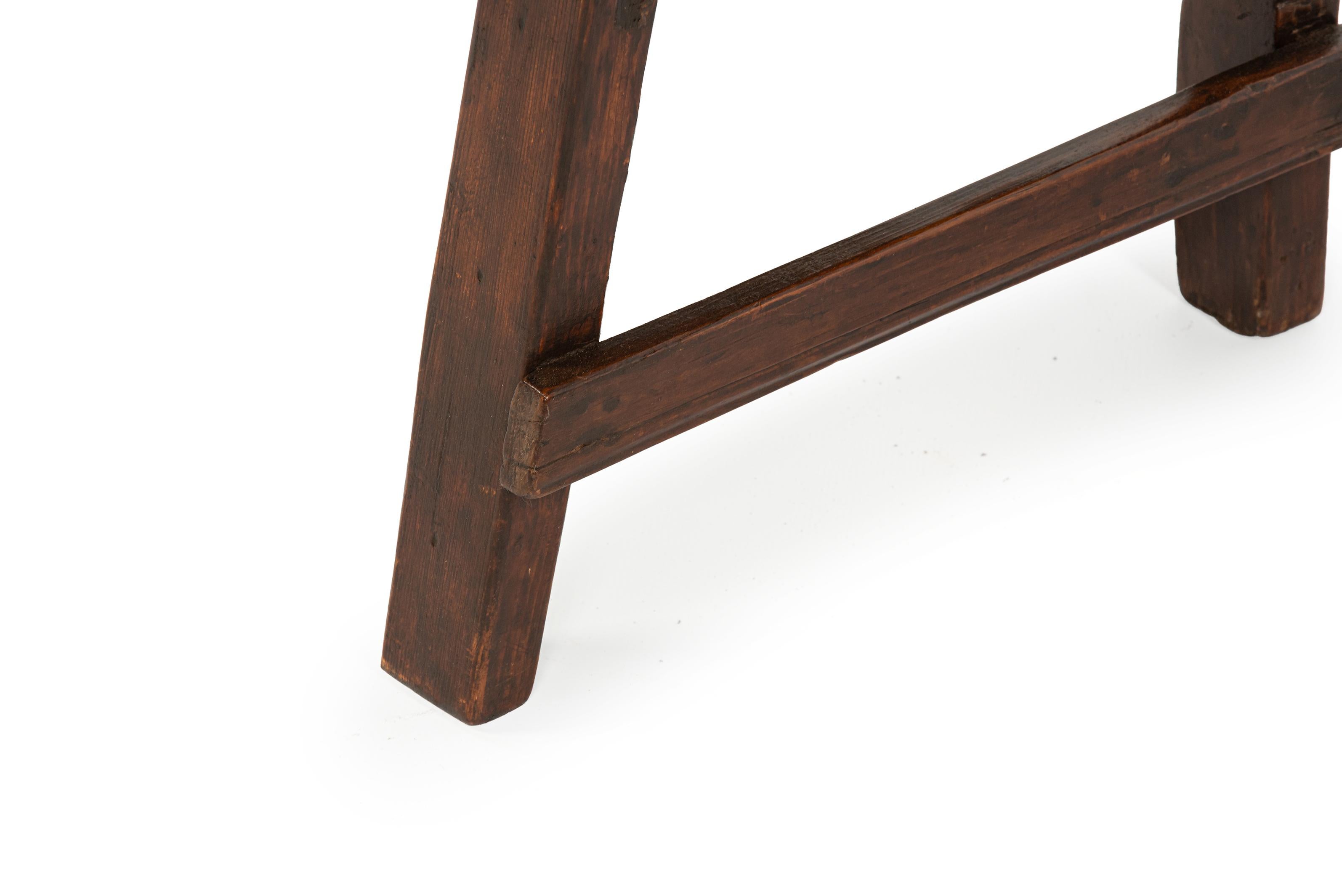 Ancienne table d'appoint espagnole en pin brun clair du 19e siècle en vente 6