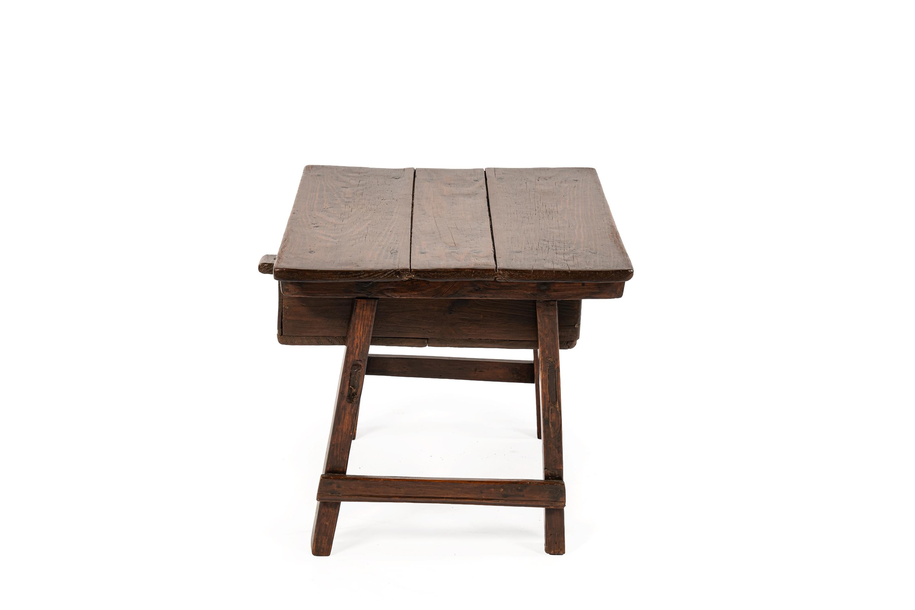 Rustique Ancienne table d'appoint espagnole en pin brun clair du 19e siècle en vente