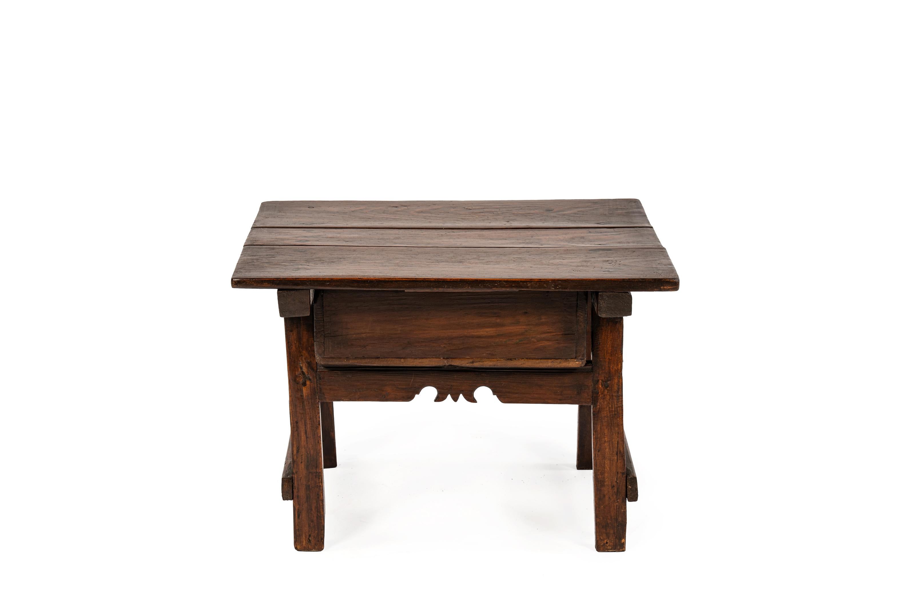 Espagnol Ancienne table d'appoint espagnole en pin brun clair du 19e siècle en vente