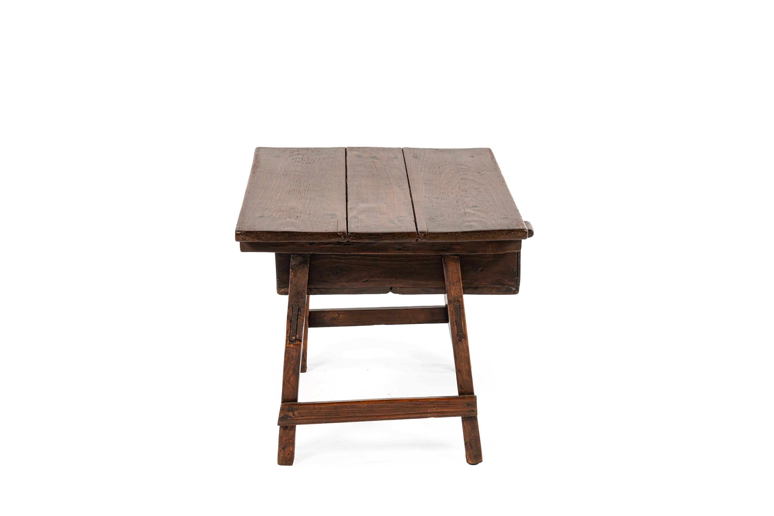 Poli Ancienne table d'appoint espagnole en pin brun clair du 19e siècle en vente