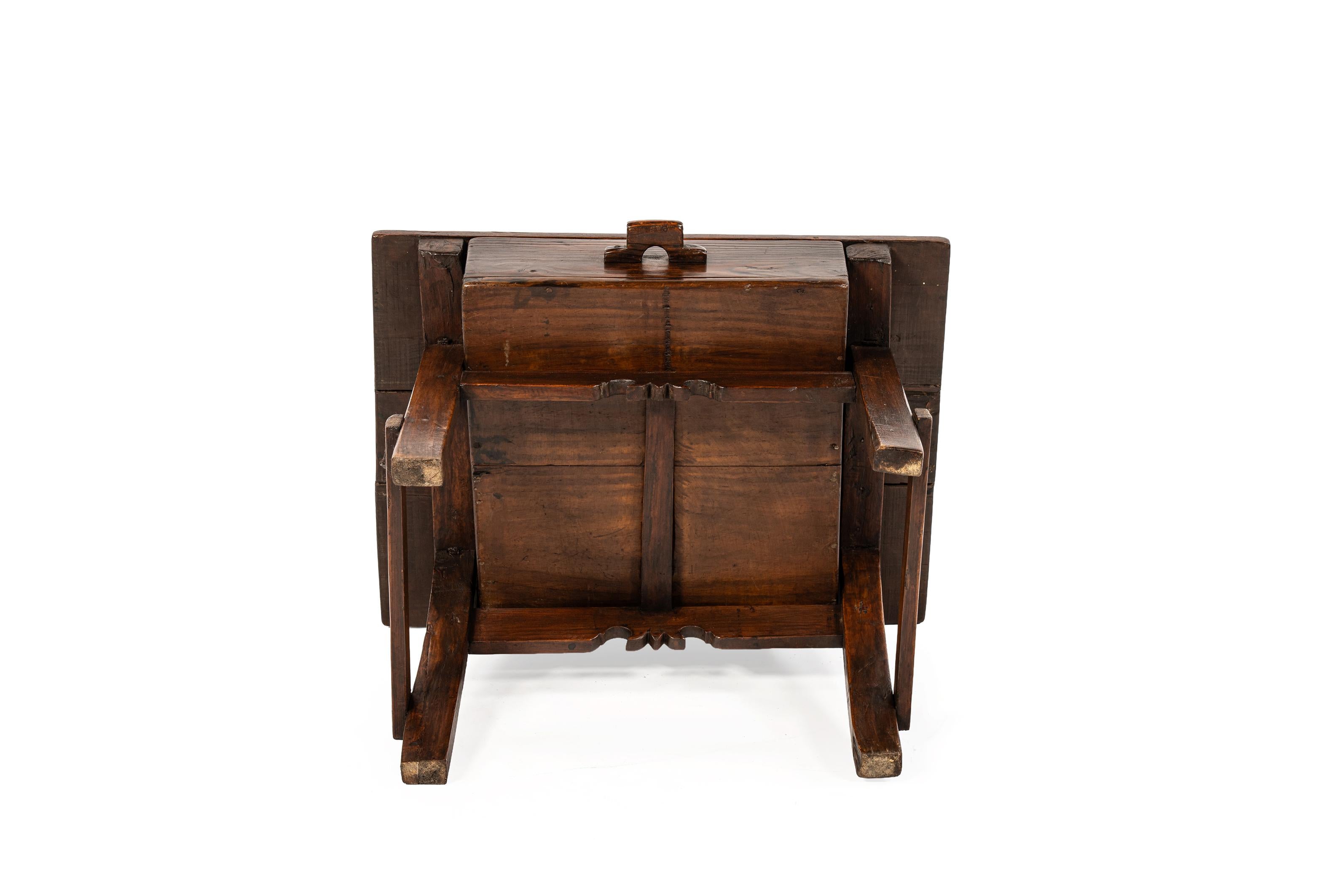 XIXe siècle Ancienne table d'appoint espagnole en pin brun clair du 19e siècle en vente