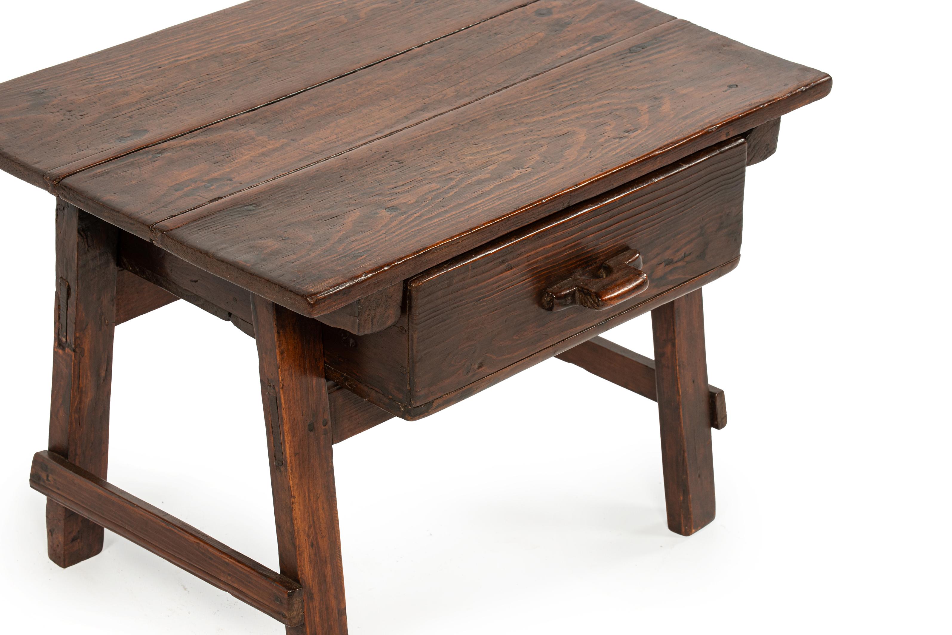 Pin Ancienne table d'appoint espagnole en pin brun clair du 19e siècle en vente