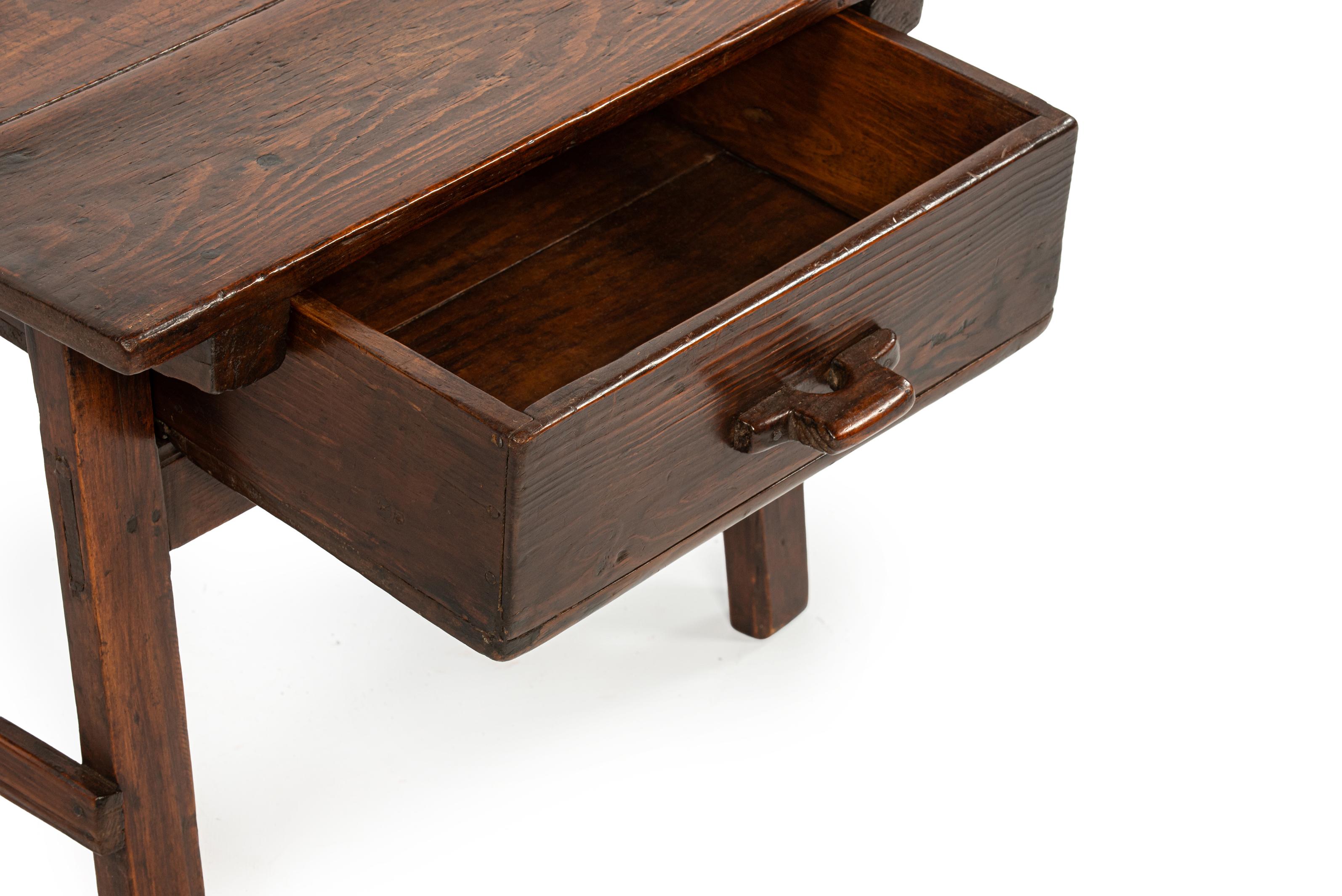 Ancienne table d'appoint espagnole en pin brun clair du 19e siècle en vente 1