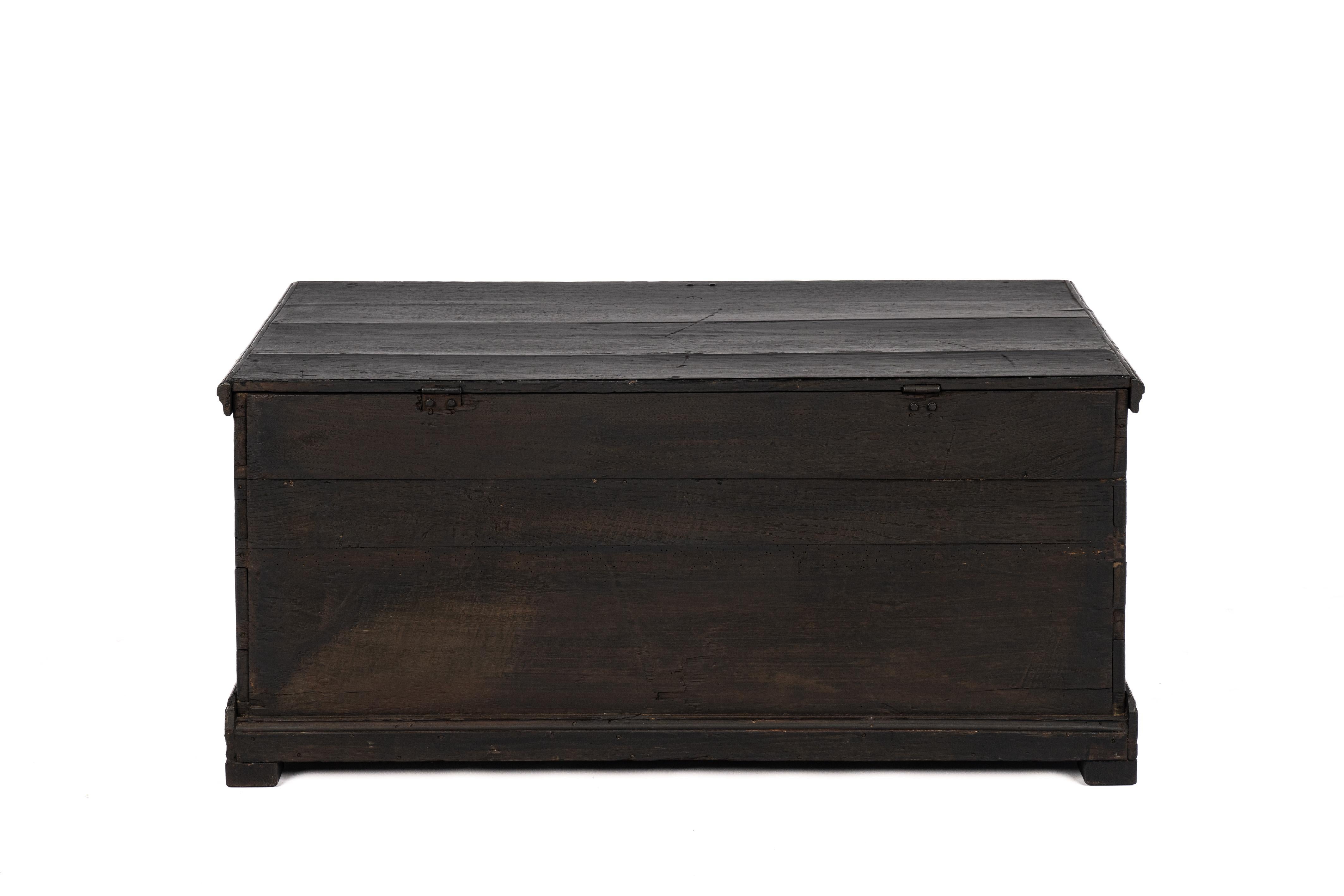 Antique 19th-century West German black oak blanket chest trunk or coffer In Good Condition For Sale In Casteren, NL