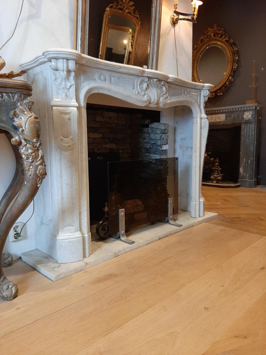 Antique 19th century white Carrara marble French fireplace. Trois Coquilles, the ornaments elaborately carved, the centre cartouche flanked by C-scrolls.

Outside dimensions H 106 x B 147.5 x D 40 cm
Inside dimensions: H 90 x B 103 cm.

 