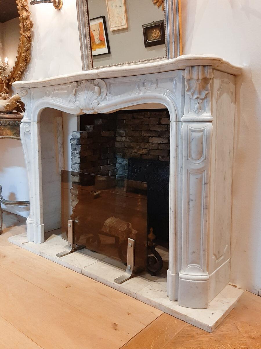 Antique 19th Century White Carrara Marble French Trois Coquilles Fireplace In Good Condition In Baambrugge, NL