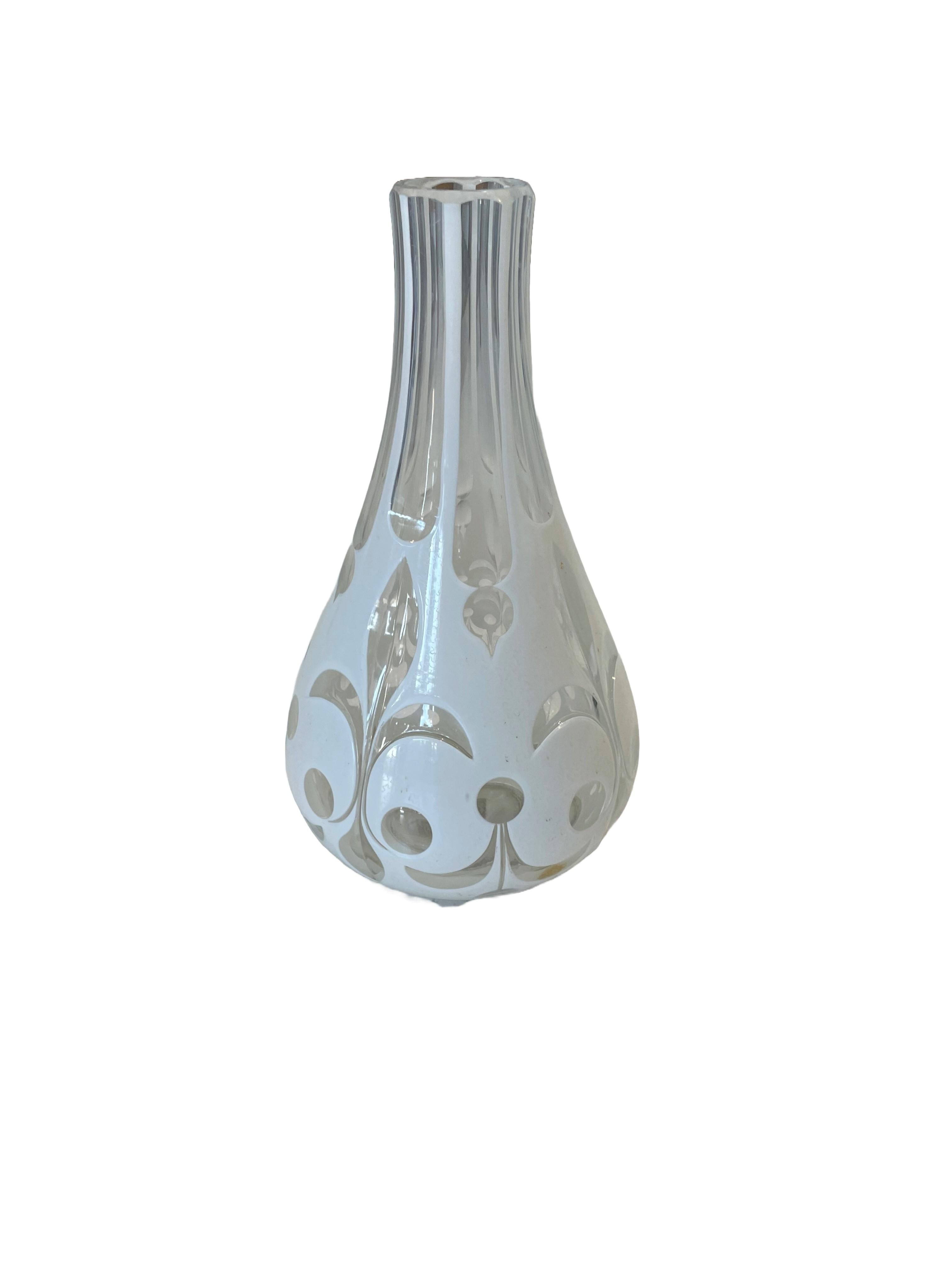 Das von den böhmischen Kunstglasmanufakturen des 19. Jahrhunderts hergestellte transparente Glas mit weißem Opalglasüberfang wird von Hand mit einem skurrilen Fleur de Lis-Muster geschliffen. Dieses dekorative Stück ist ideal als Vase.