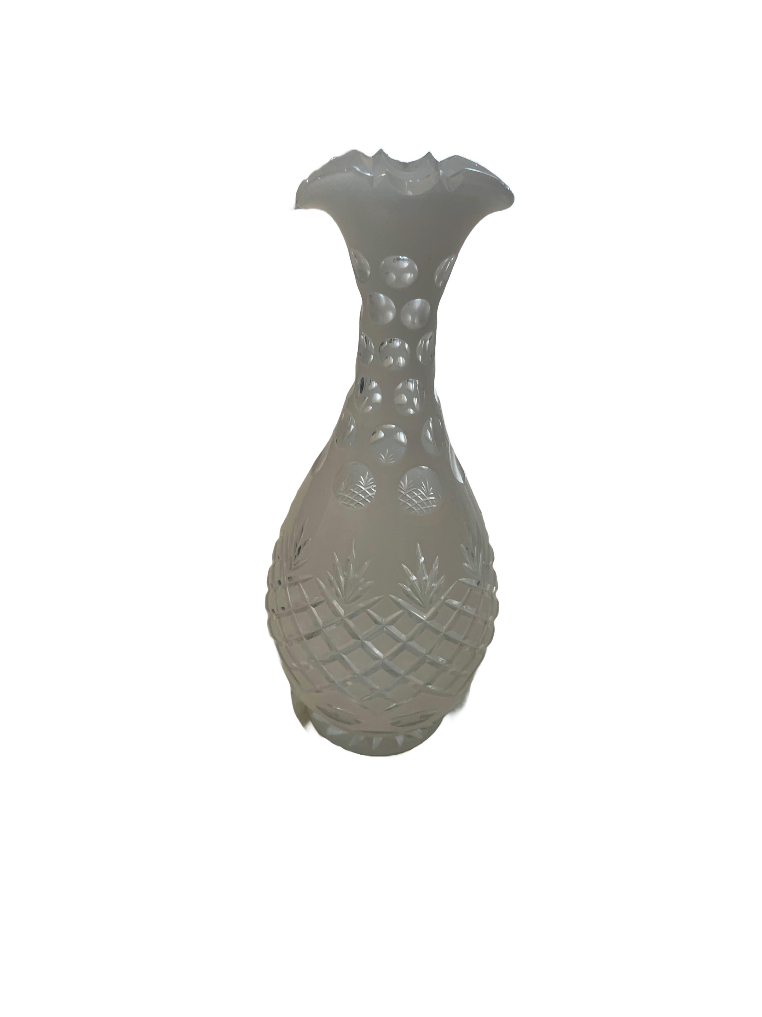 Fabricado por los fabricantes de cristal artístico de Bohemia del siglo XIX, este cristal tallado a mano con superposición de cristal opalino blanco presenta un caprichoso diseño que armoniza con su forma contorneada. Esta pieza decorativa es ideal