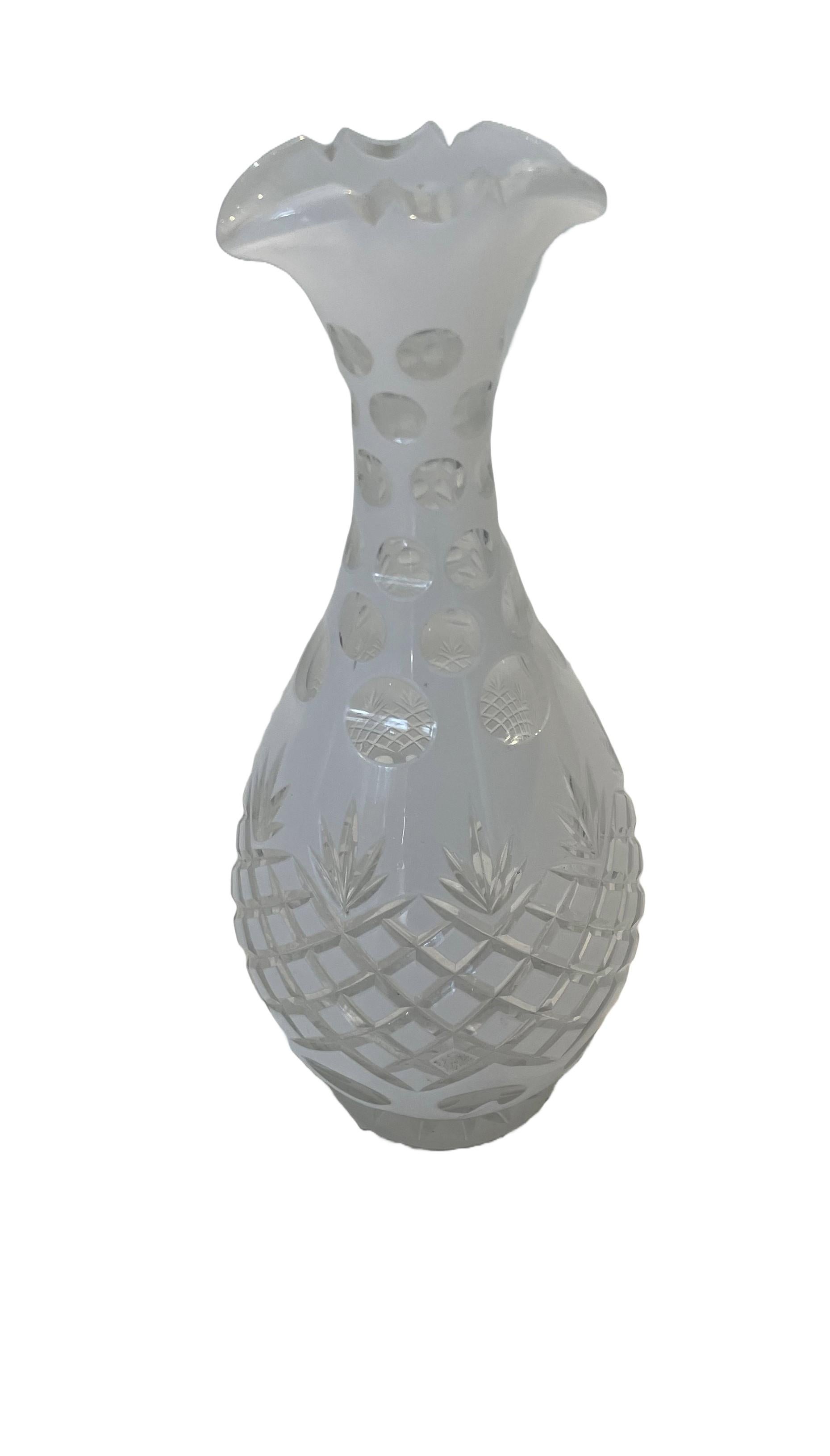 Antiguo jarrón de cristal de Bohemia del siglo XIX, blanco tallado a transparente Checo en venta