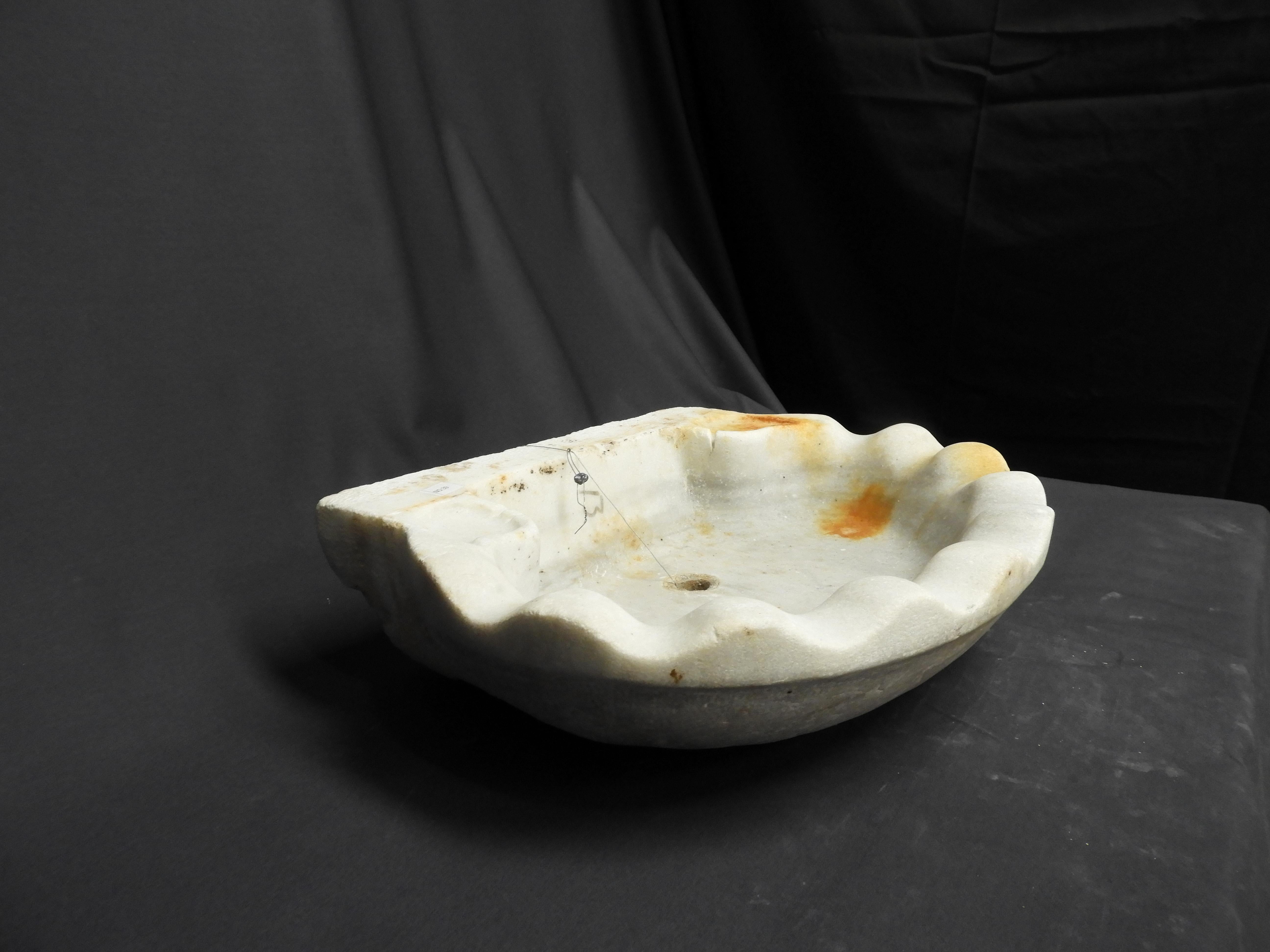 Antique 19th Century White Marble Sink In Fair Condition For Sale In Zedelgem, BE