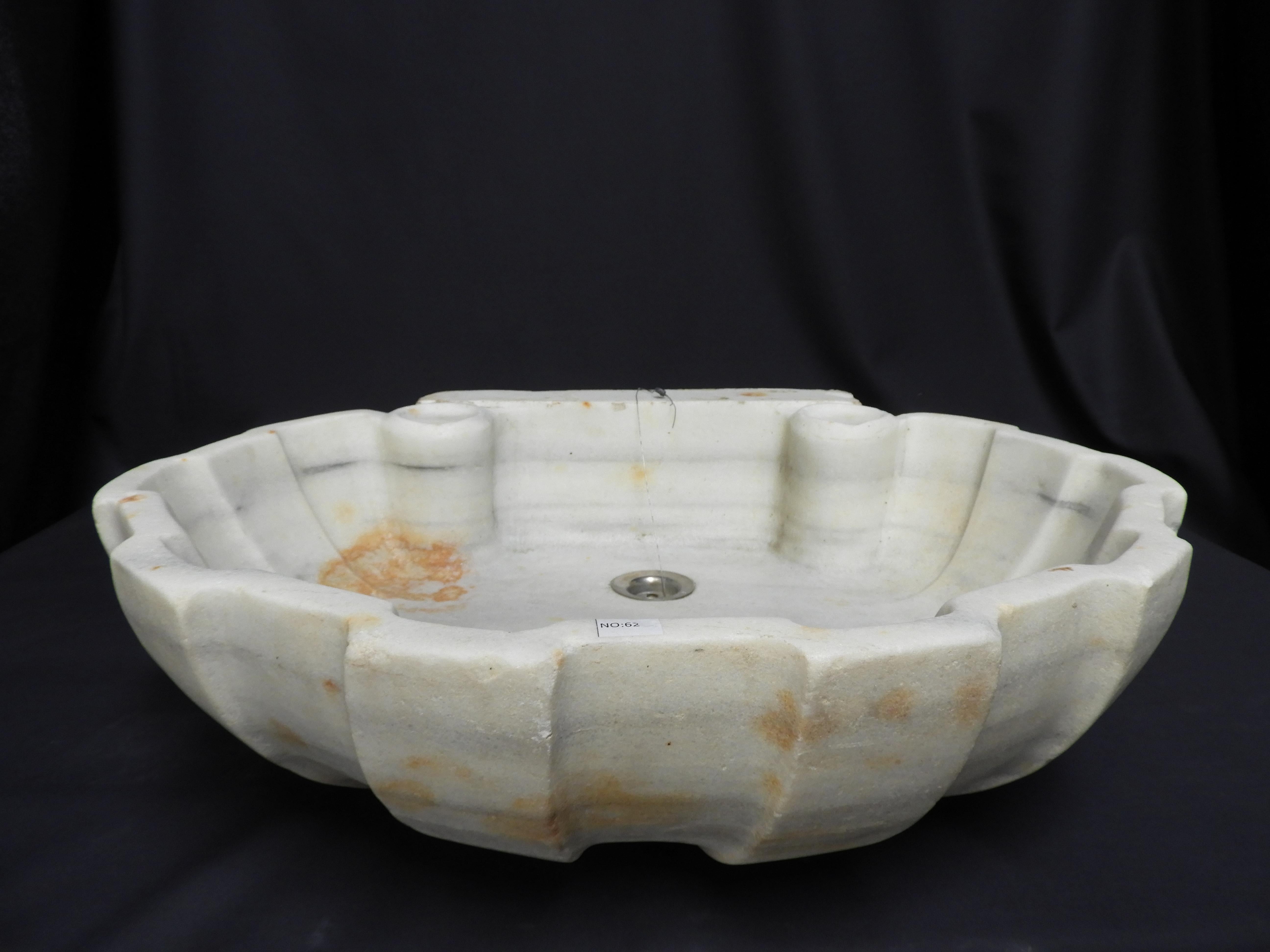 Antique 19th Century White Marble Sink In Fair Condition For Sale In Zedelgem, BE