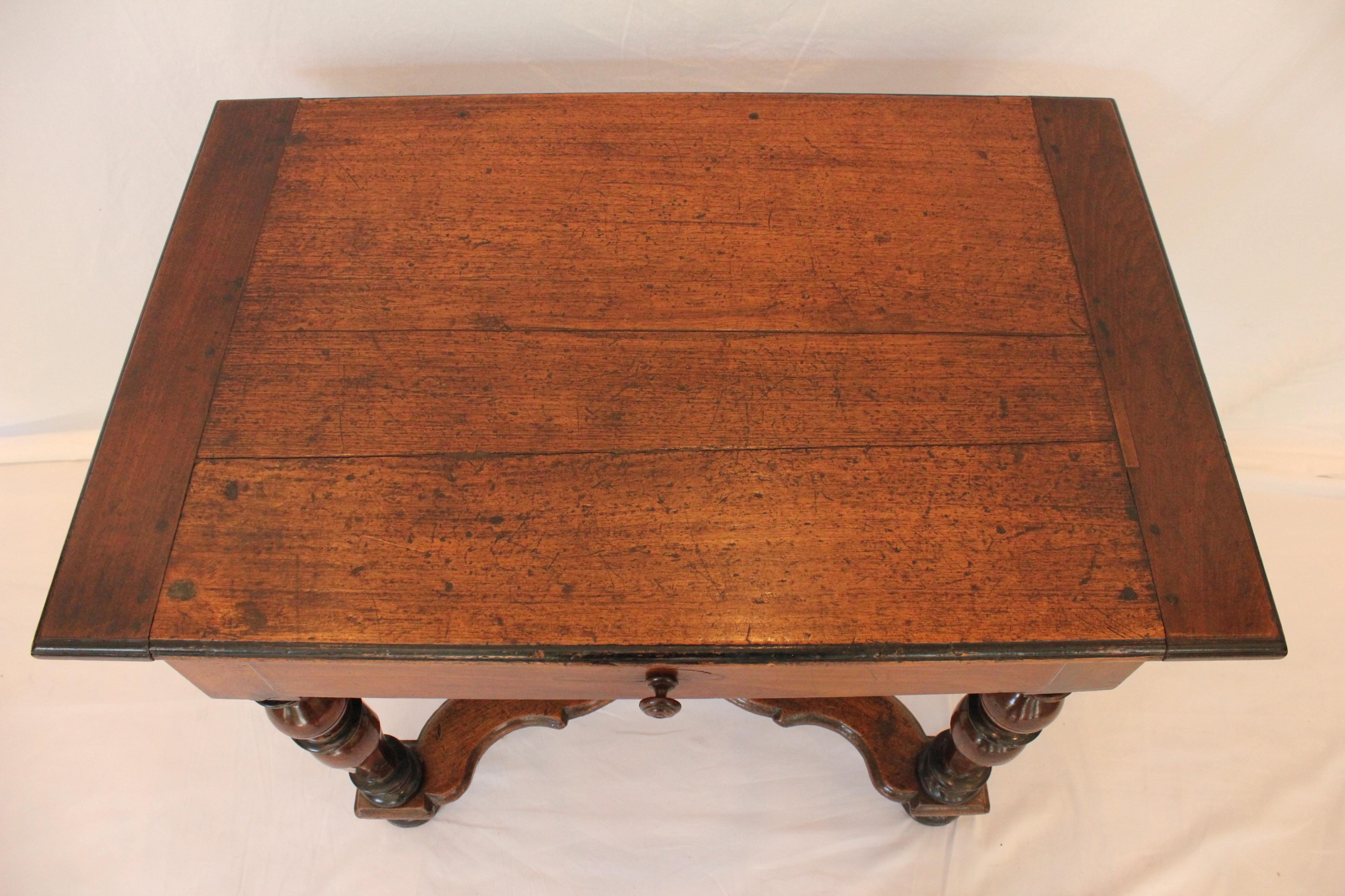 American Antique 19th Century William & Mary Style Walnut Library Table With Drawer For Sale