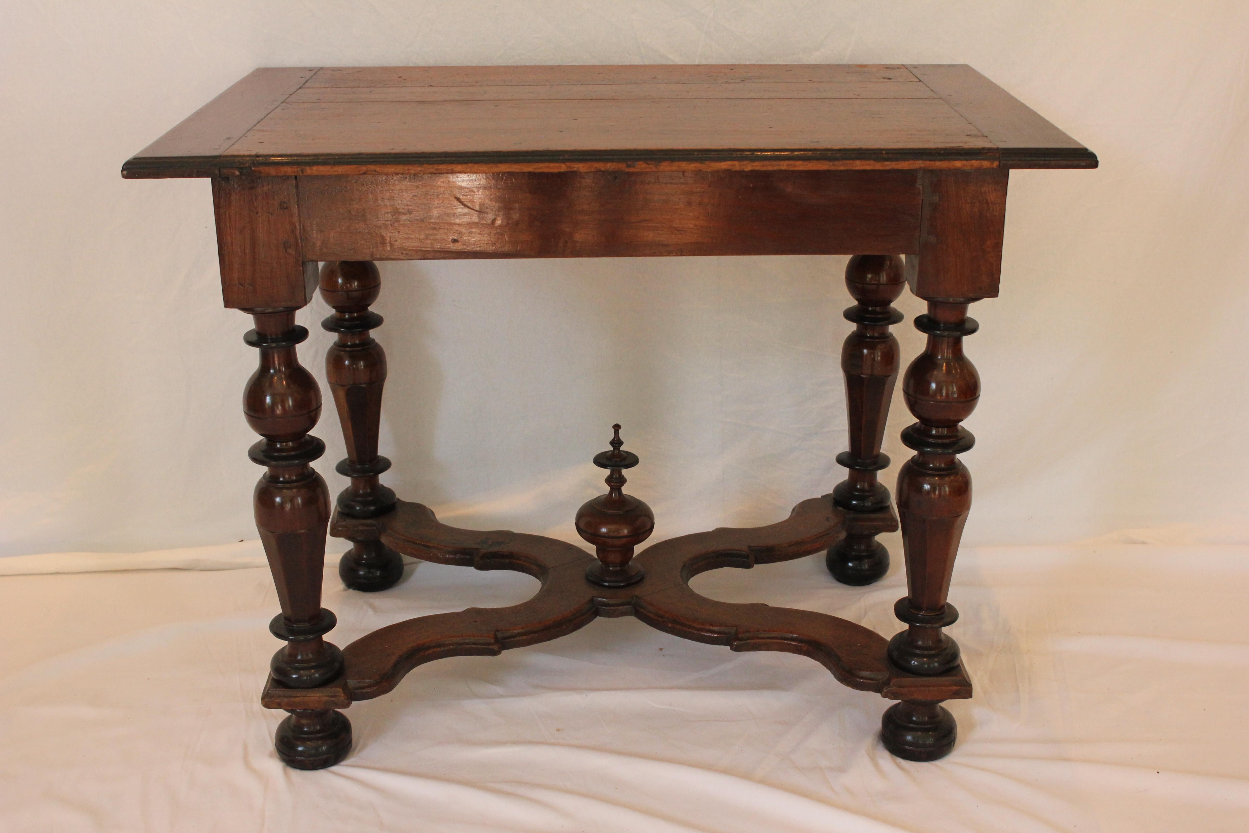 Antique 19th Century William & Mary Style Walnut Library Table With Drawer In Good Condition For Sale In Los Angeles, CA