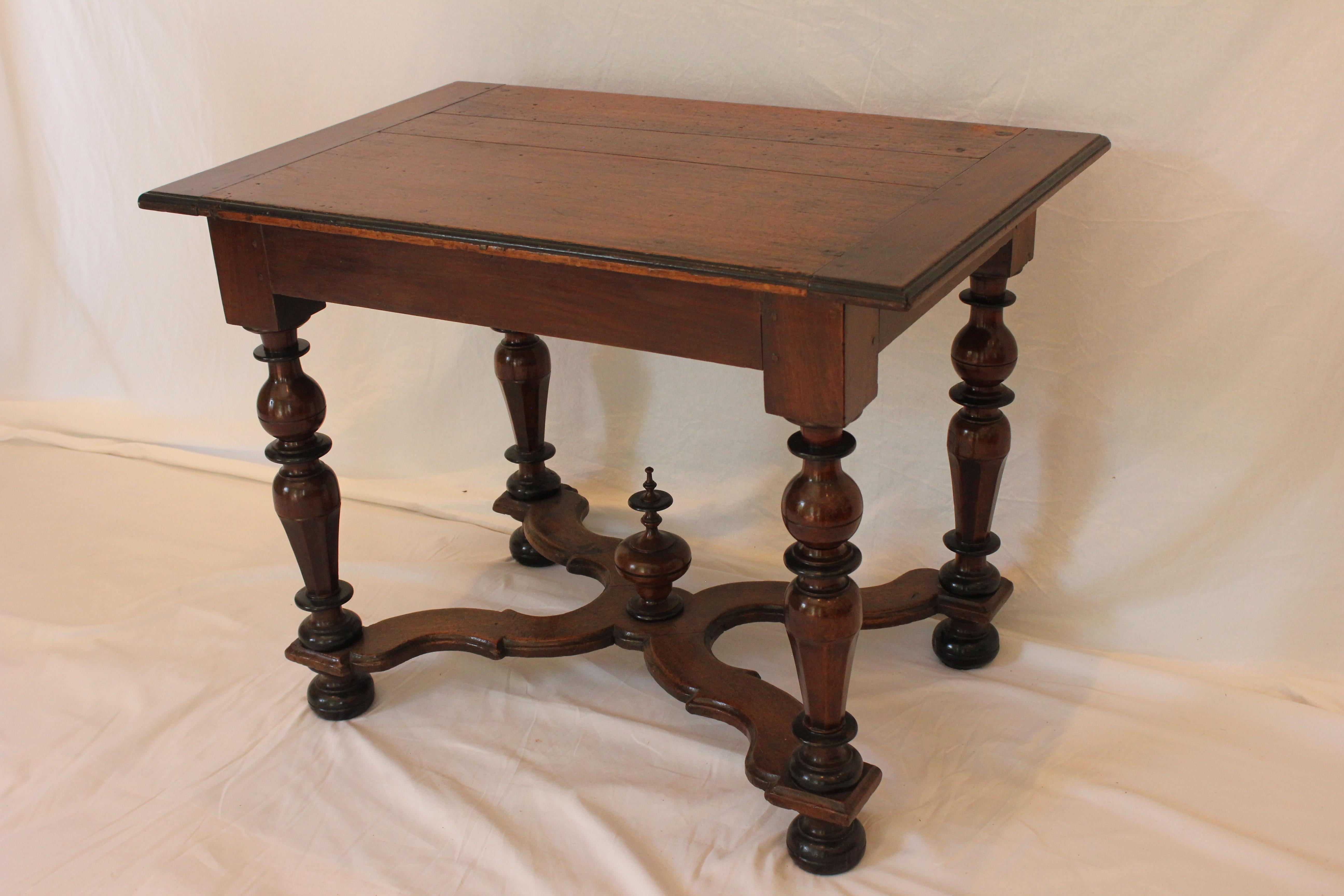 Antique 19th Century William & Mary Style Walnut Library Table With Drawer For Sale 1