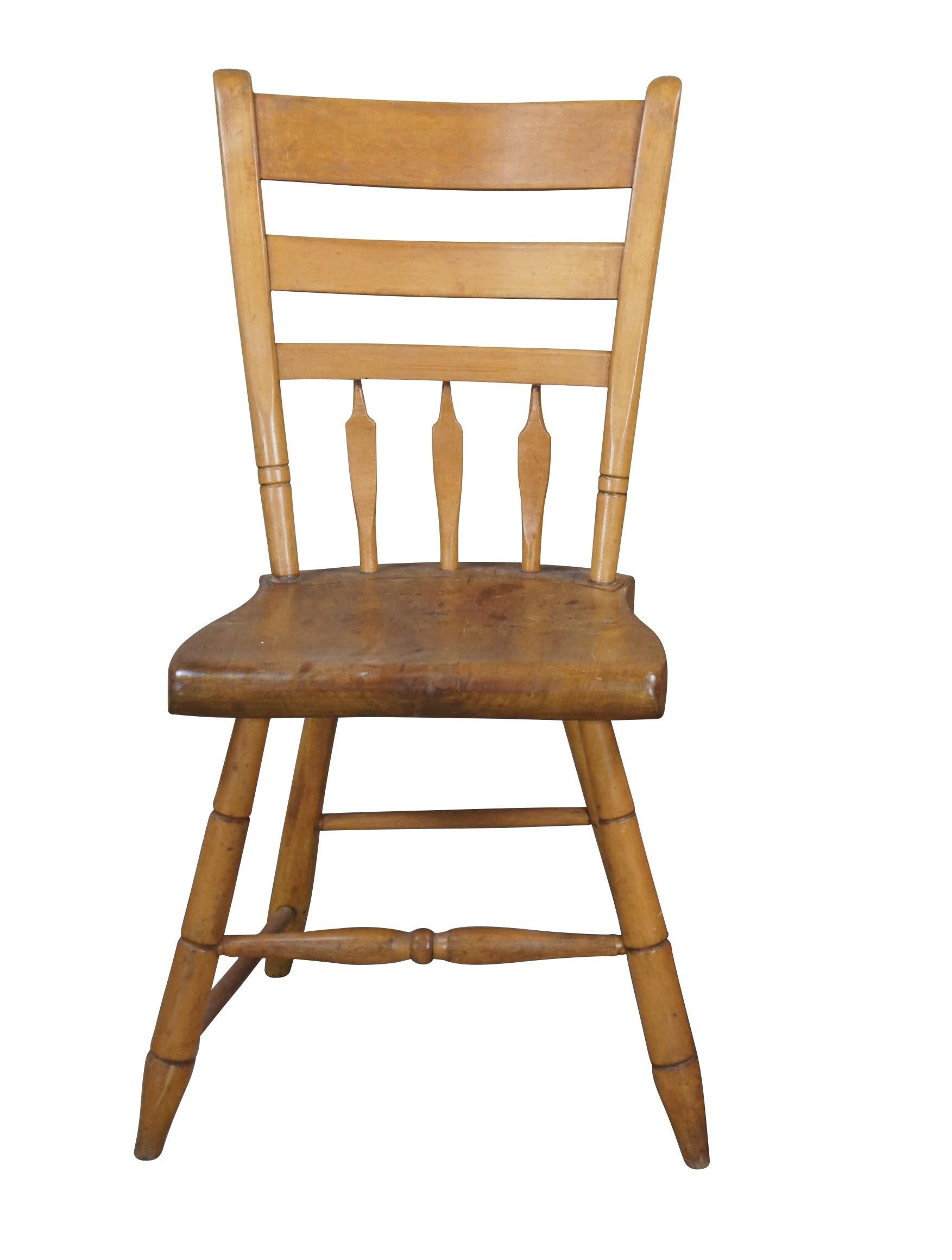  Chaise de salle à manger Windsor du 19e siècle.  Fabriqué en érable avec des éclisses en forme de flèche, une assise en planche et des pieds tournés.

Dimensions :
16