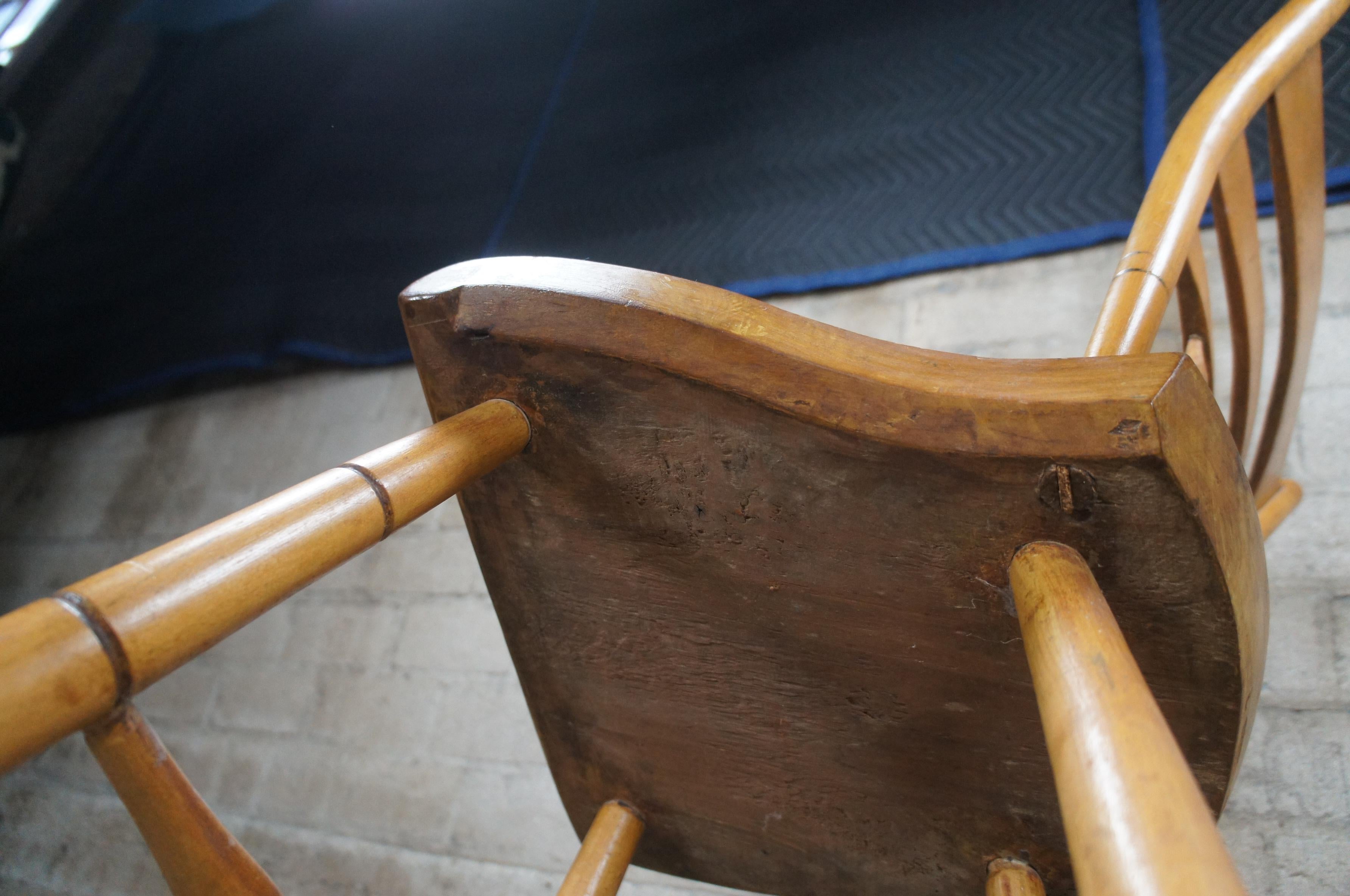 Ancienne chaise d'appoint de salle à manger Windsor du 19e siècle en érable avec dossier à poulies Bon état - En vente à Dayton, OH