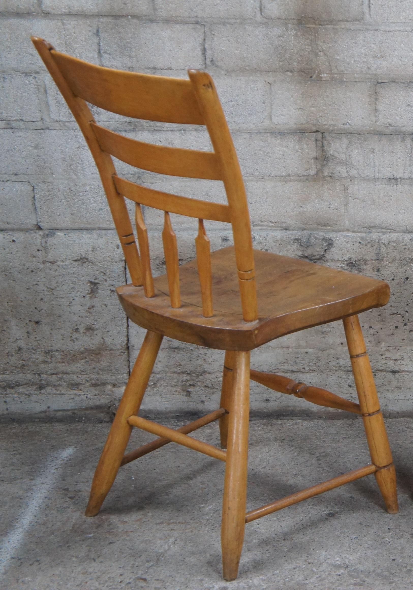 Antique 19th Century Windsor Farmhouse Maple Thumb Back Dining End Side Chair For Sale 1