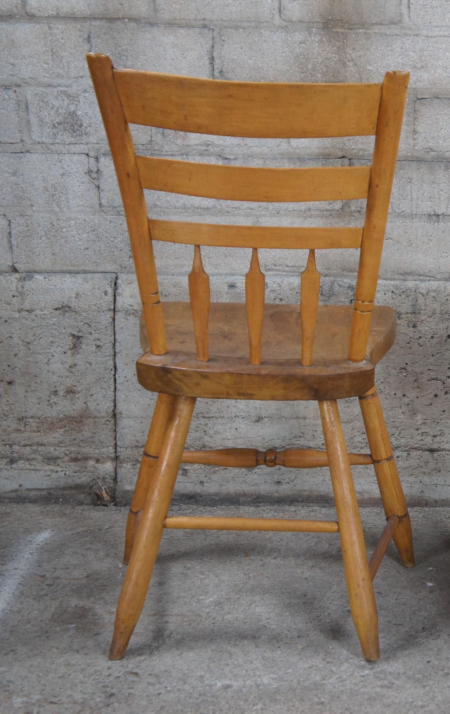 Antique 19th Century Windsor Farmhouse Maple Thumb Back Dining End Side Chair For Sale 2