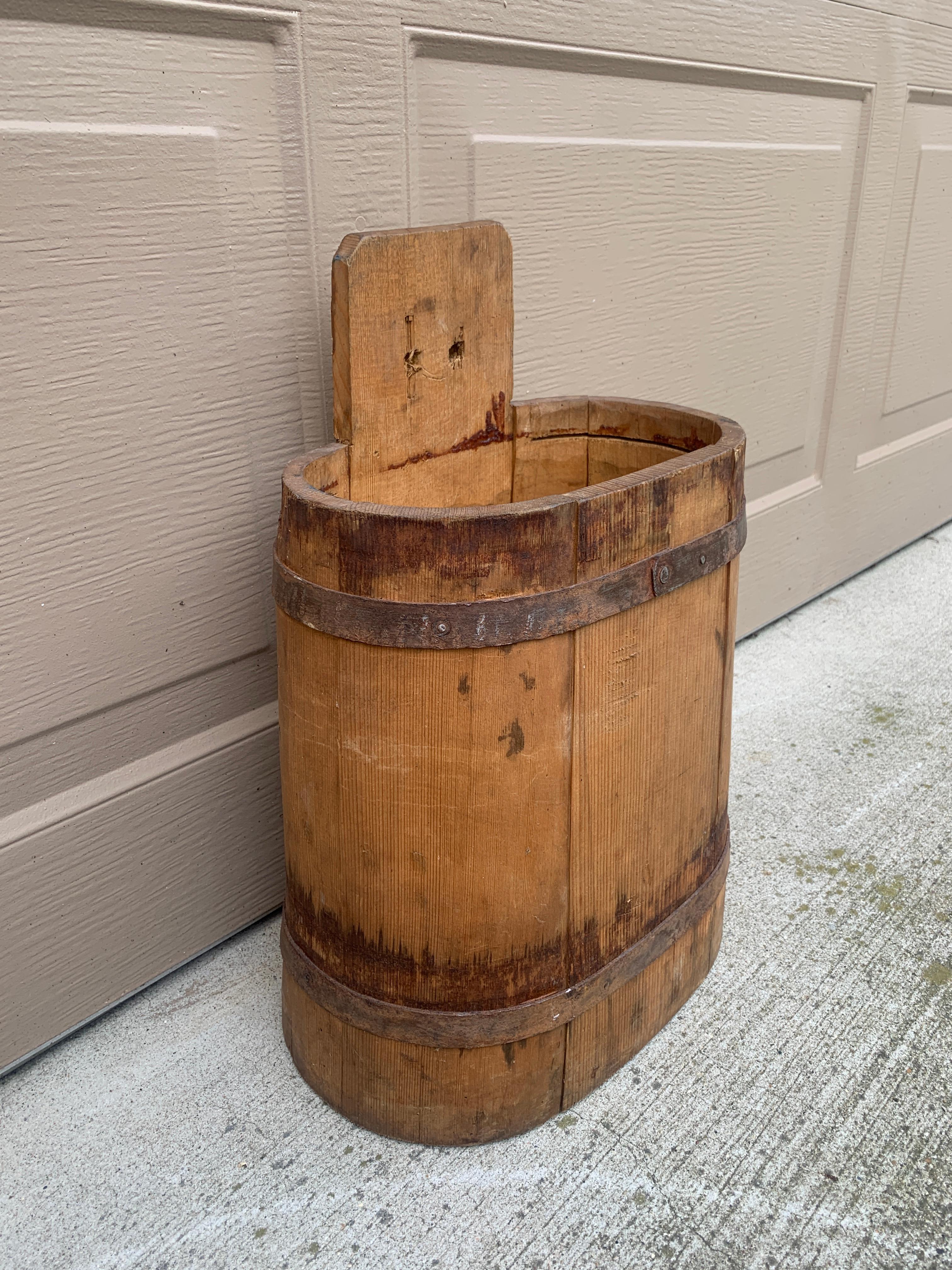 Antiguo cubo o papelera de madera y hierro del siglo XIX en venta 1
