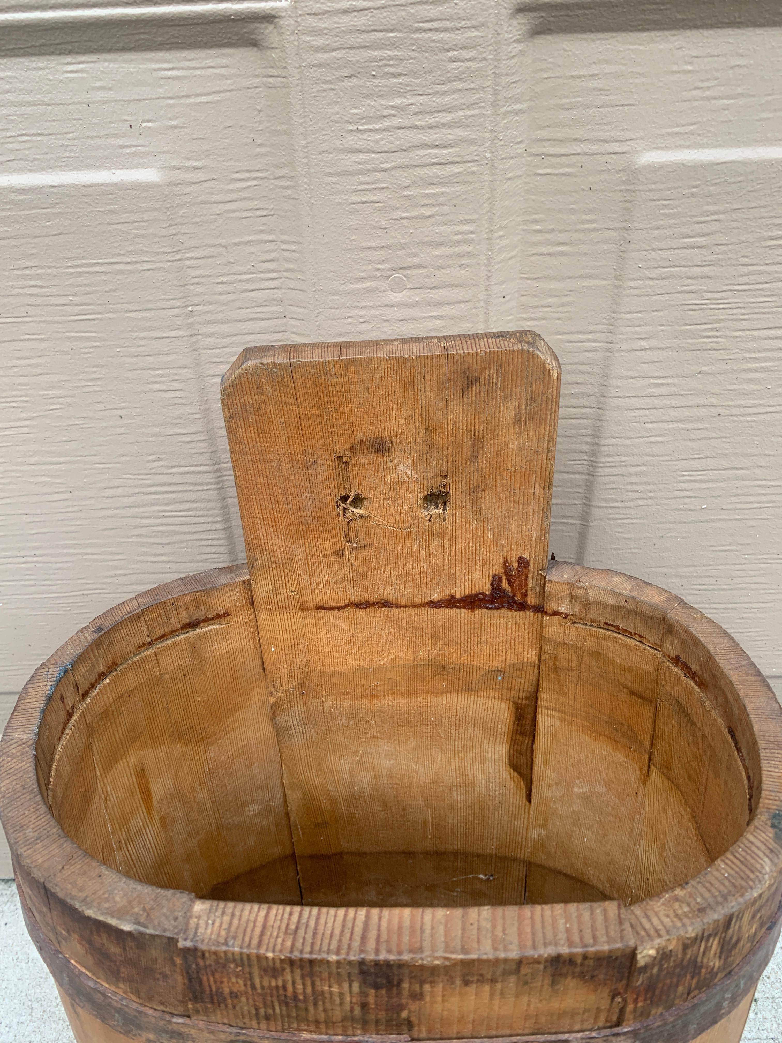 Antiguo cubo o papelera de madera y hierro del siglo XIX en venta 3